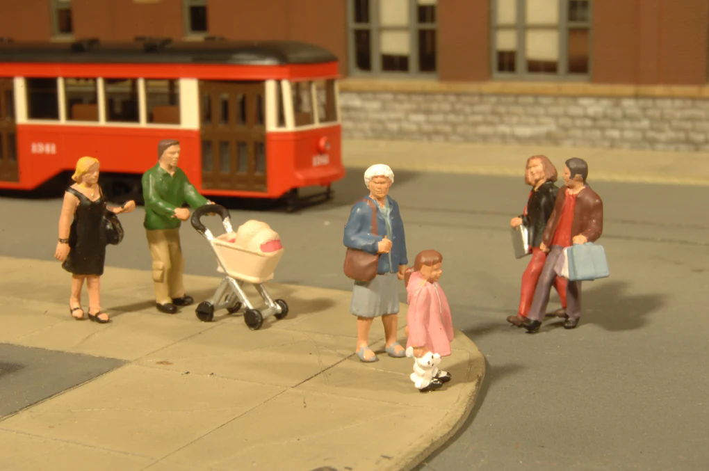 Bachmann 33159 STROLLING PEOPLE - O SCALE NEW - Image 2