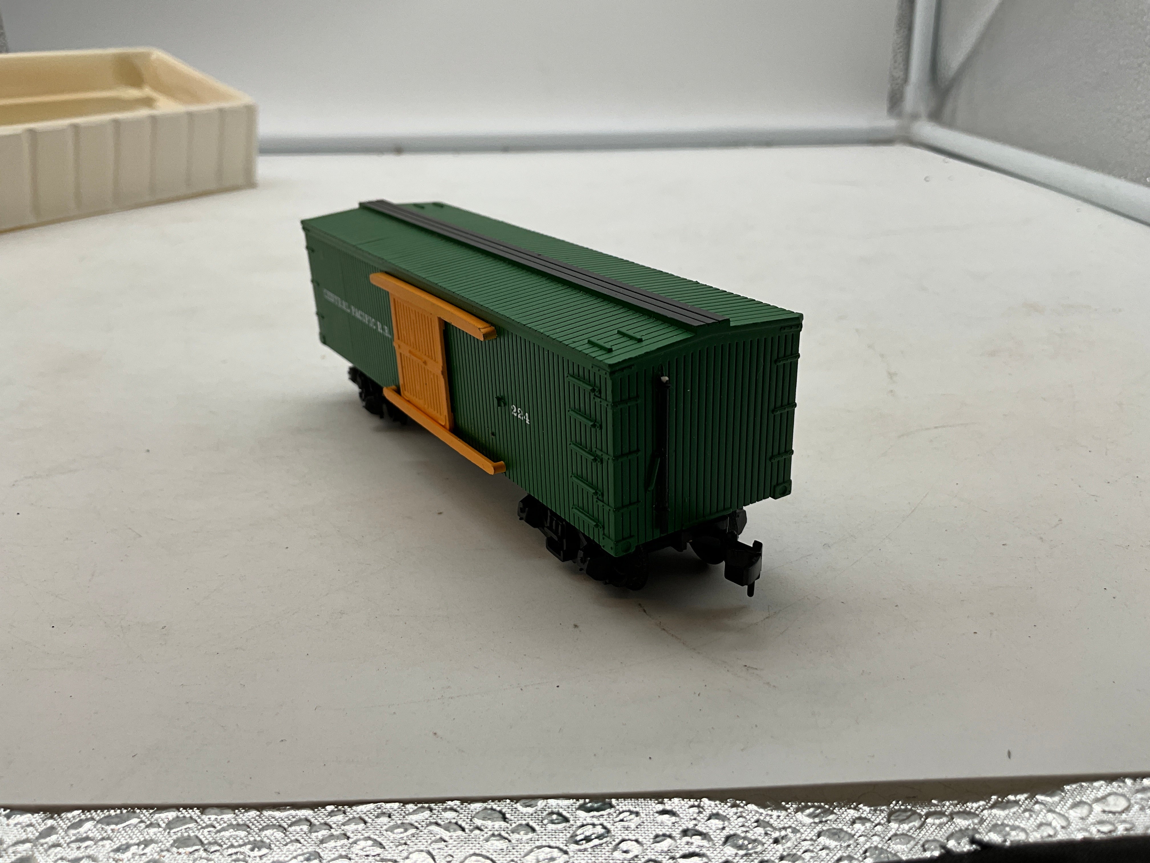 Bachmann 43-1023-24 Old Time Box Car Central Pacific HO Scale Used Excellent Damaged Box - Image 3