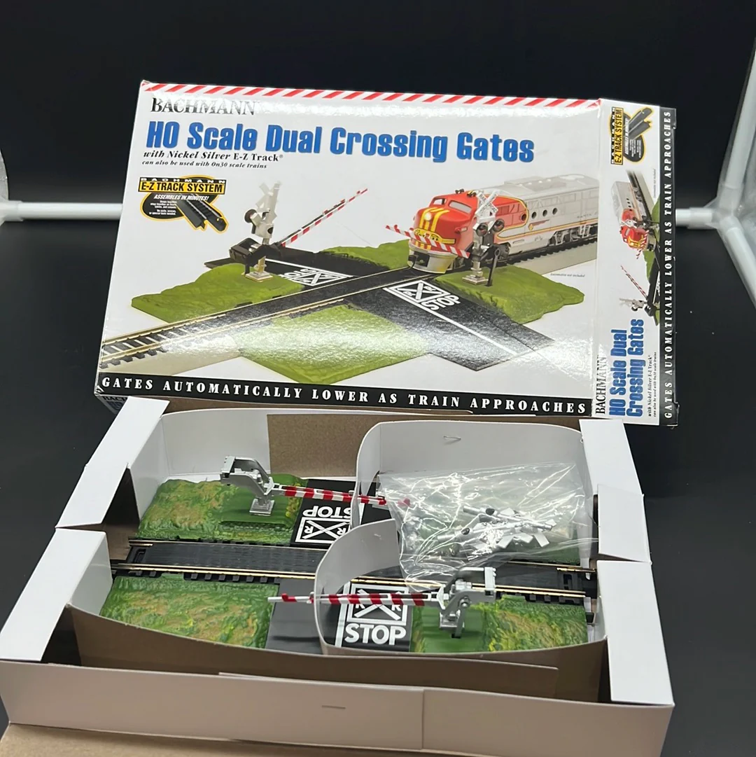 Bachmann 44579 Dual Crossing Gates HO Scale Open Box LN - Image 2