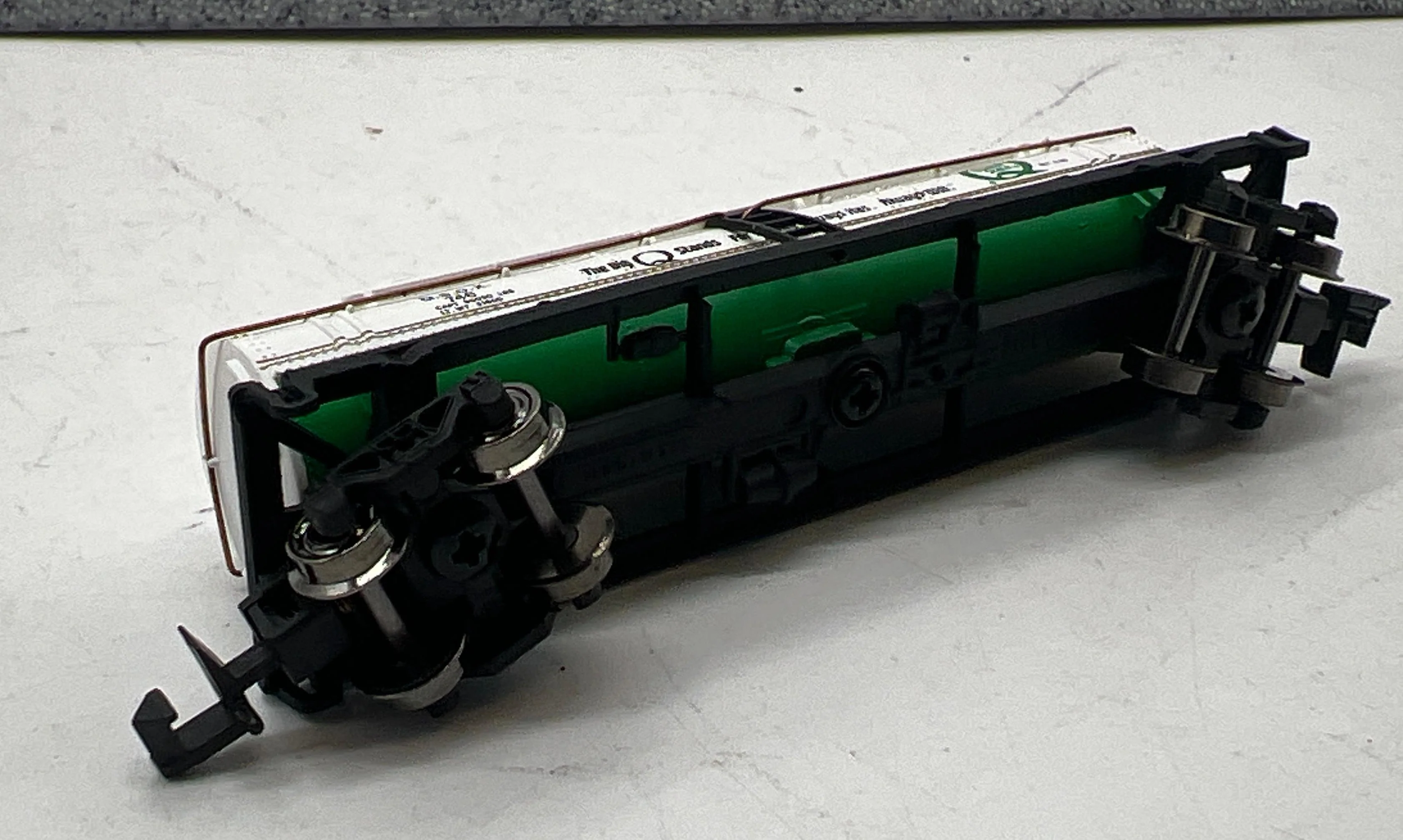 Bachmann 70187  40' 3-Dome Quaker State Tank Car  N Scale Like New - Image 2