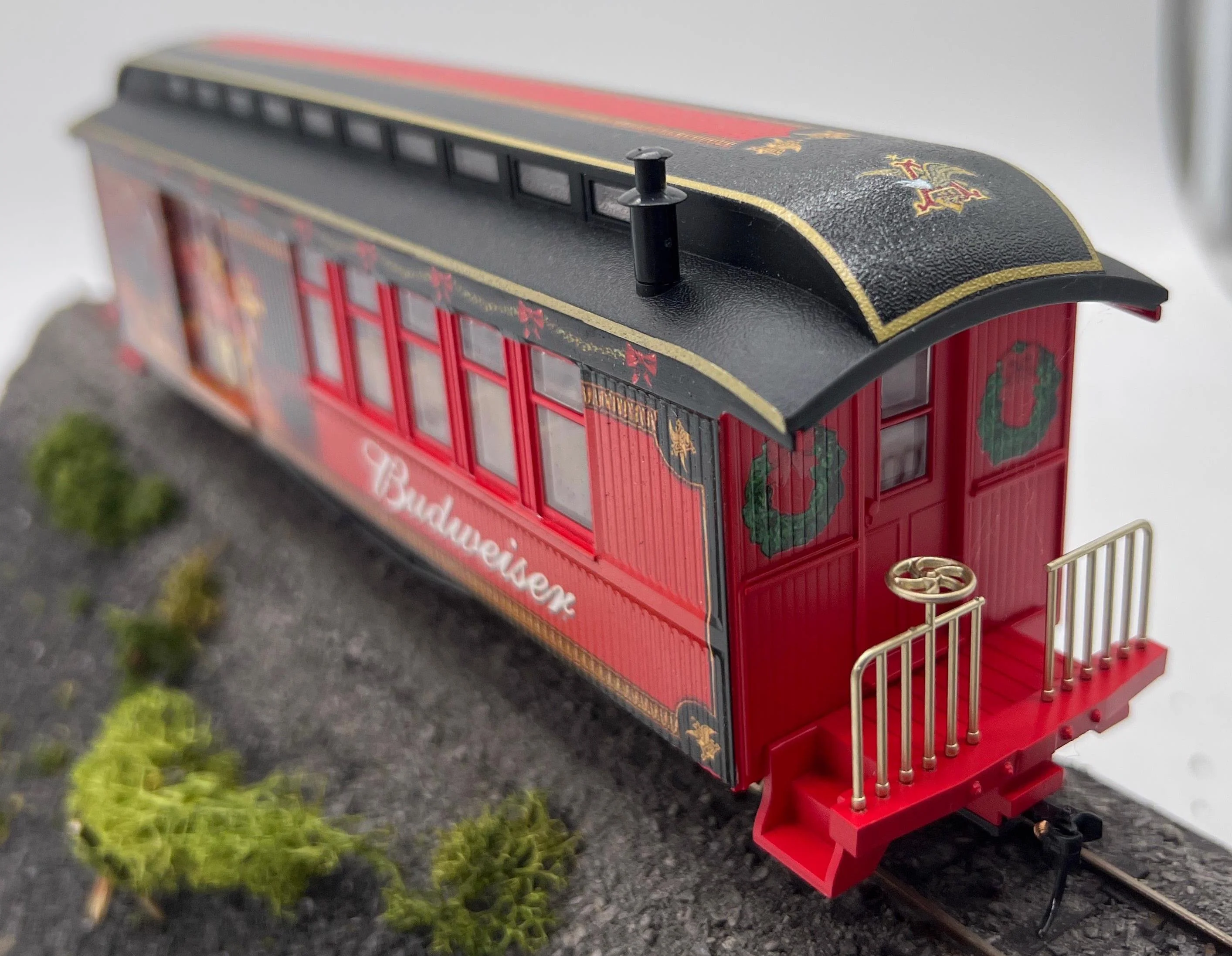 Bachmann BKOB3 Hawthorne Village/ Bradford Exchange Budweiser Passenger Car Clydesdale & cart HO/ On30 Scale Used Excellent No Box - Image 2