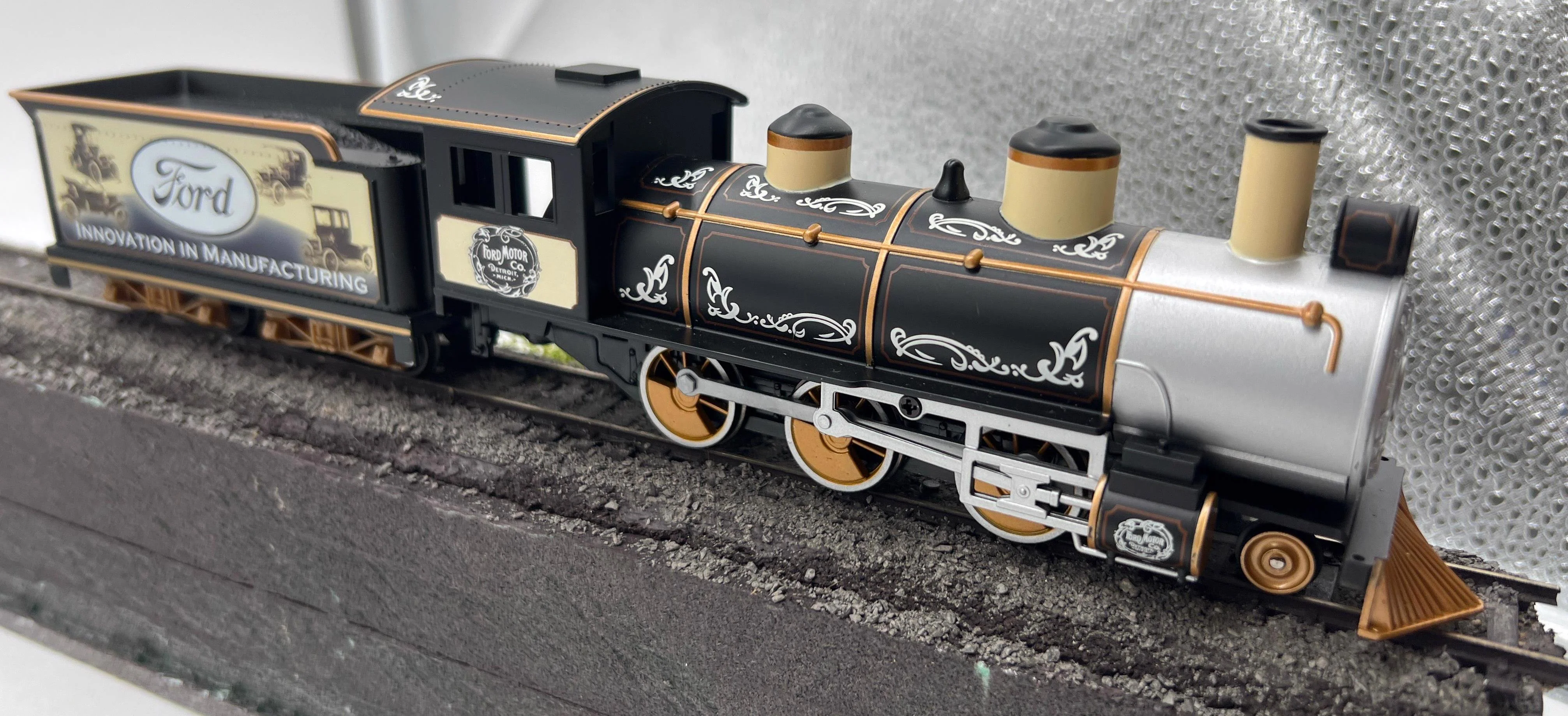 Bachmann FMCDM-3 Hawthorne Village Ford Motor Company Century of Innovation Steam locomotive, tender, caboose HO/ On30 SCALE Used Excellent No Box - Image 4