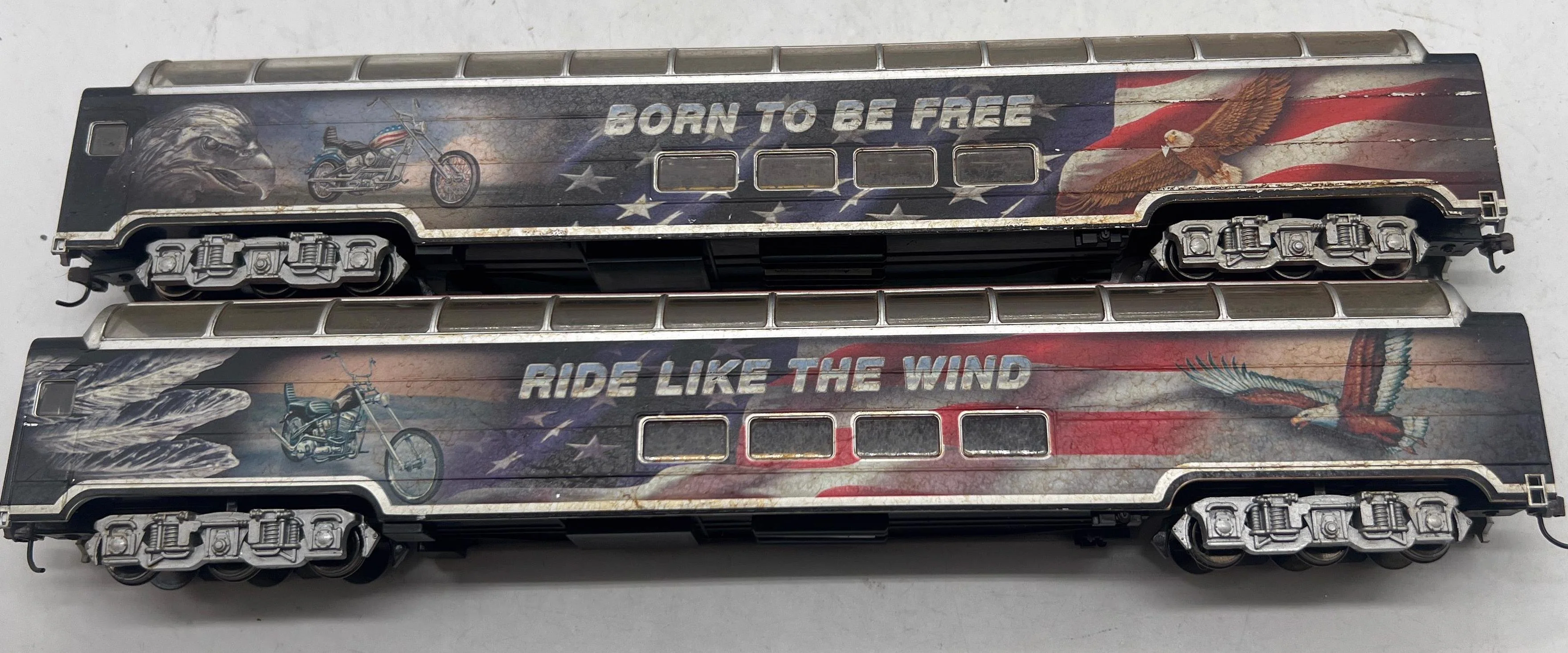 Bachmann HD002 Hawthorne Village Set of 2 Harley Davidson Passenger Cars Born to Be Free / Ride like the Wind HO SCALE Used No Box - Image 2