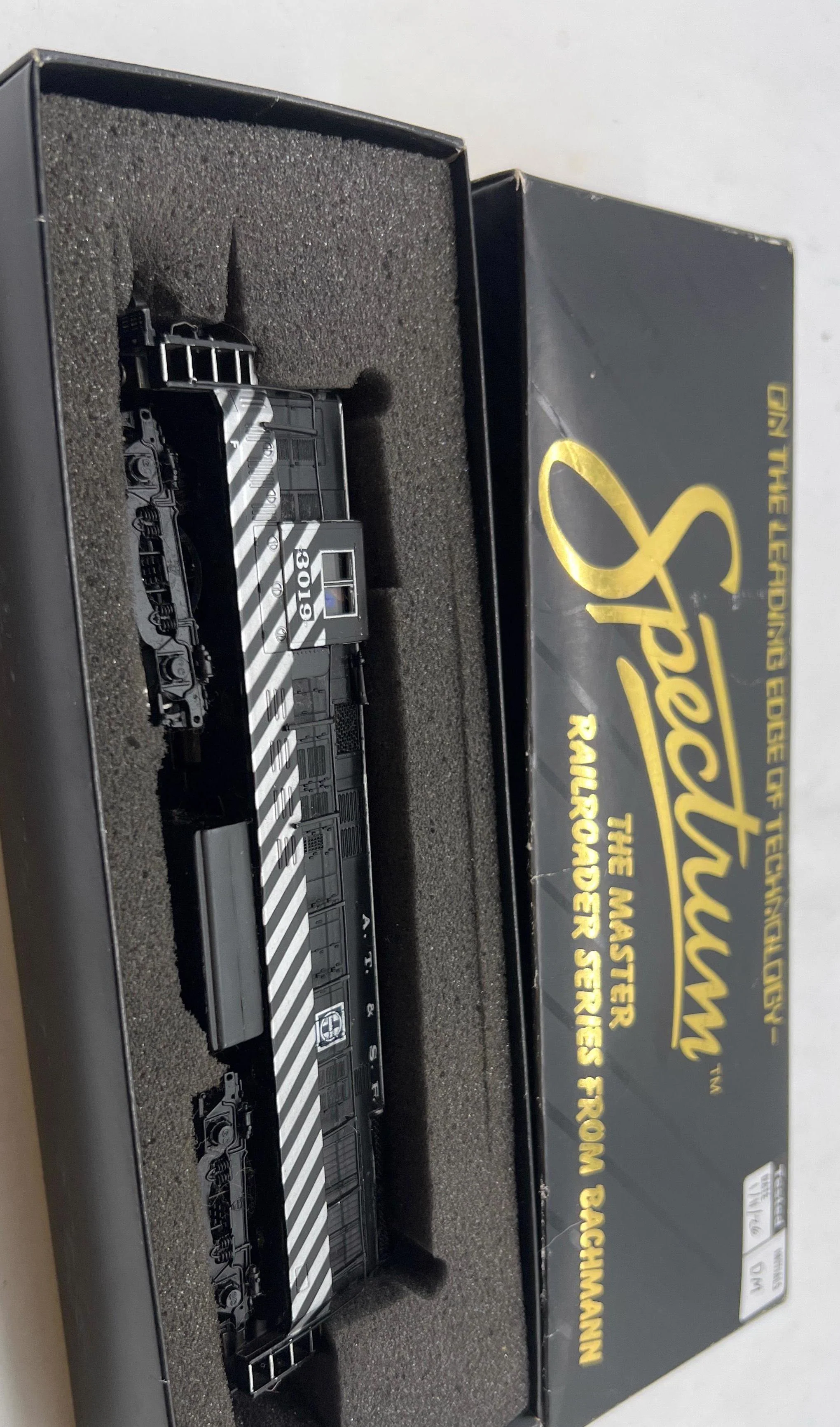 Bachmann Spectrum 81203 Fairbanks Morse Loco Santa Fe ATSF #3019 HO Scale Used Excellent - Image 3