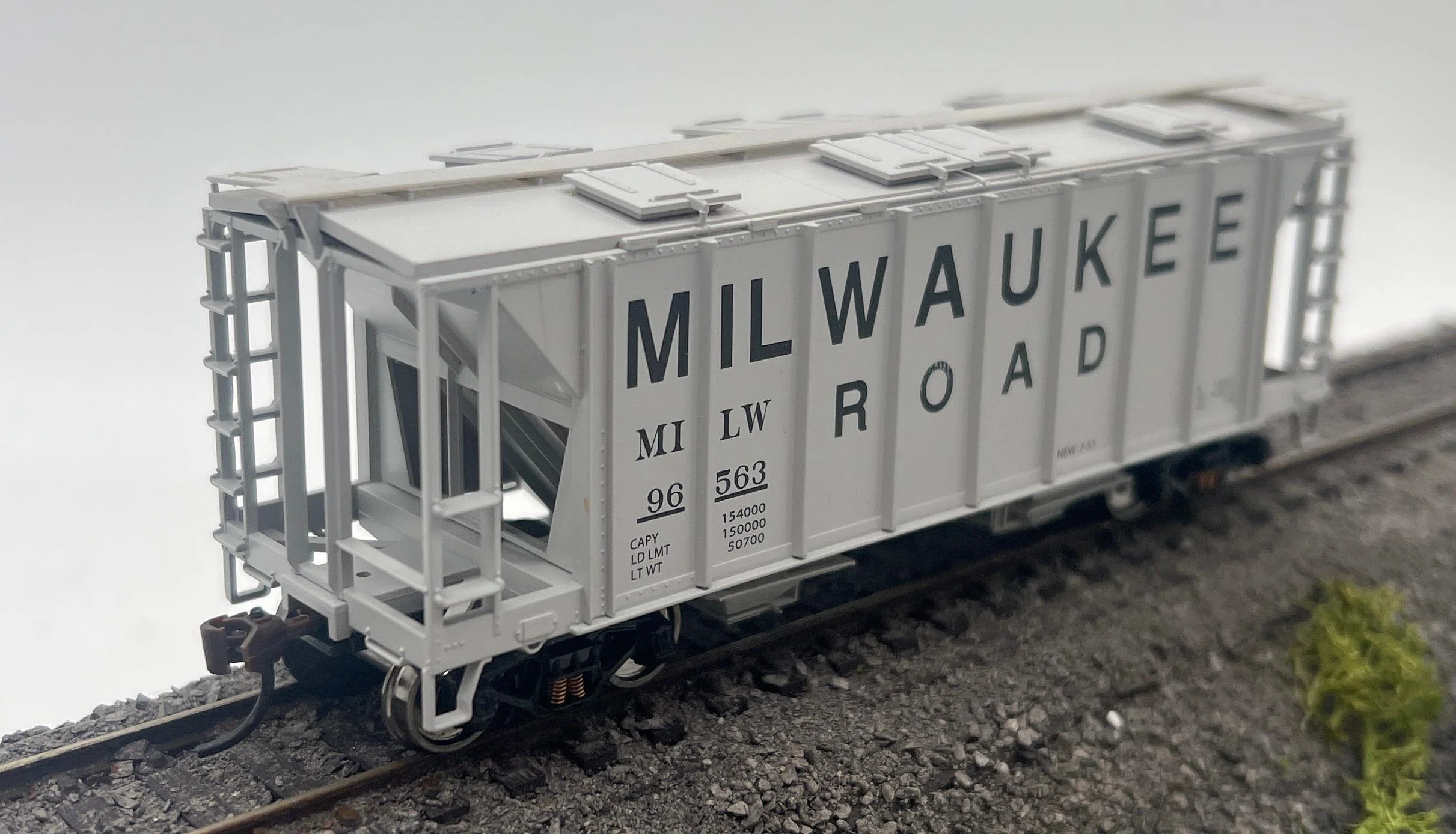 Bowser 60101 MILWAUKEE ROAD 70 ton Covered Hopper Car Assembled HO Scale Used Excellent - Image 2