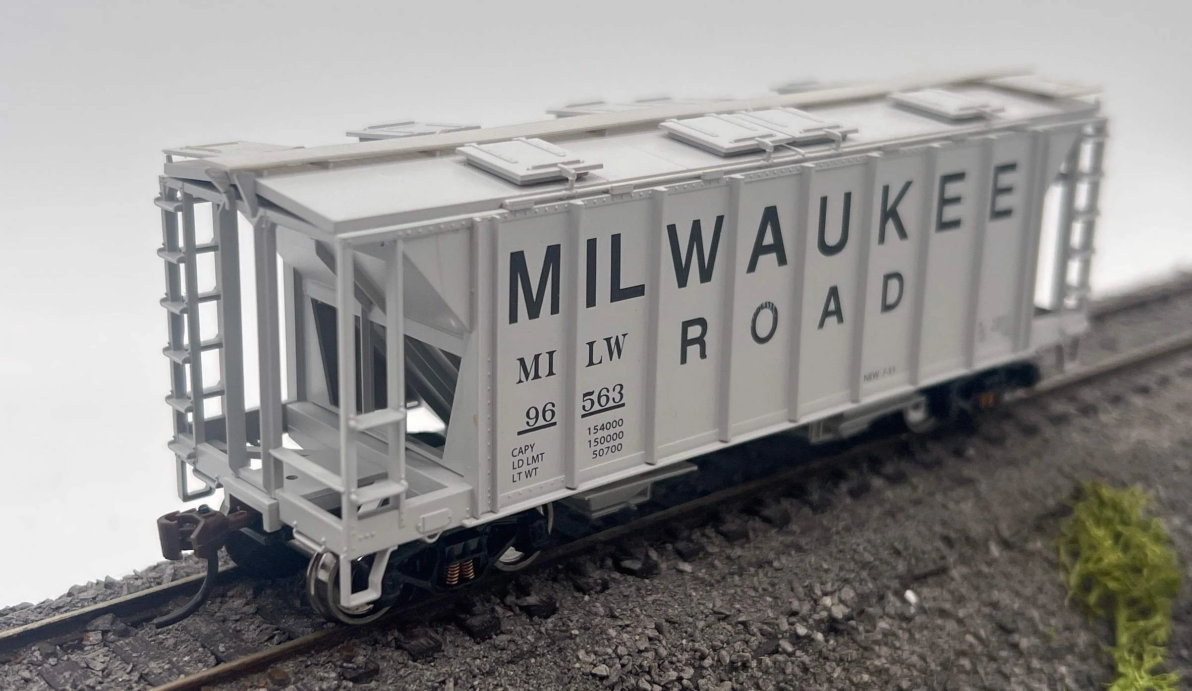 Bowser 60101 MILWAUKEE ROAD 70 ton Covered Hopper Car Assembled HO Scale Used Excellent - Image 4