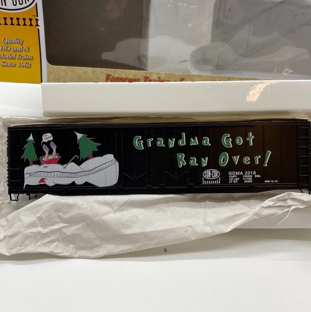 Con Cor 0001-000157 Christmas Boxcar 2016 Grandma Got Run Over Kit HO SCALE - Image 2