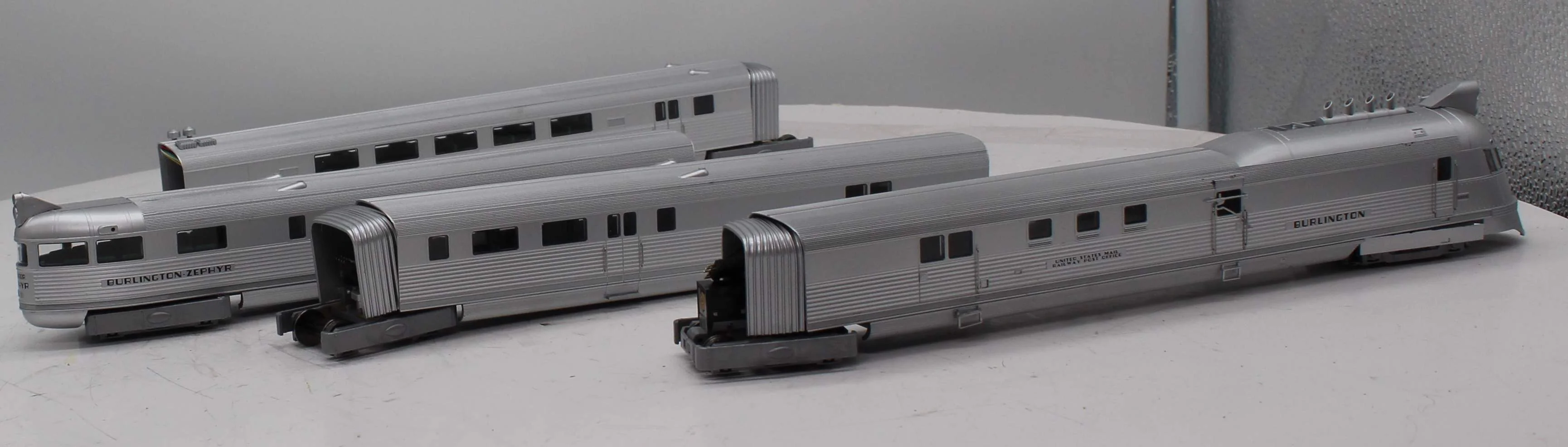 Con-Cor 001-008724 CHICAGO BURLINGTON & QUINCY Post WWII Pioneer Zephyr Diesel Train Set AND 0001-008723 4th Add On Car HO Scale Like New - Image 4