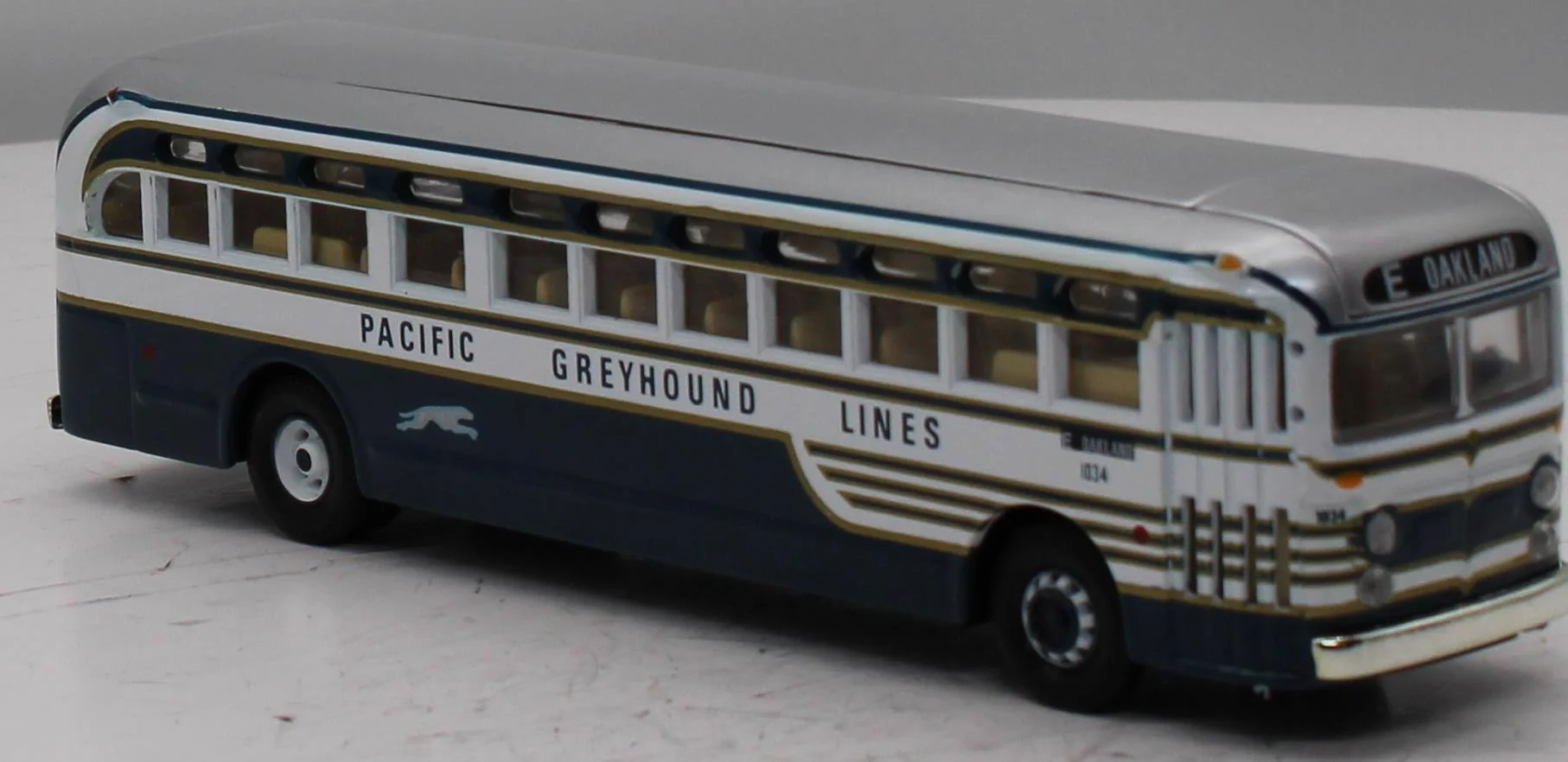 Corgi 98600 PACIFIC GREYHOUND LINES GENERAL MOTORS 4502 BUS Corgi Classics Scale O SCALE Like New - Image 2