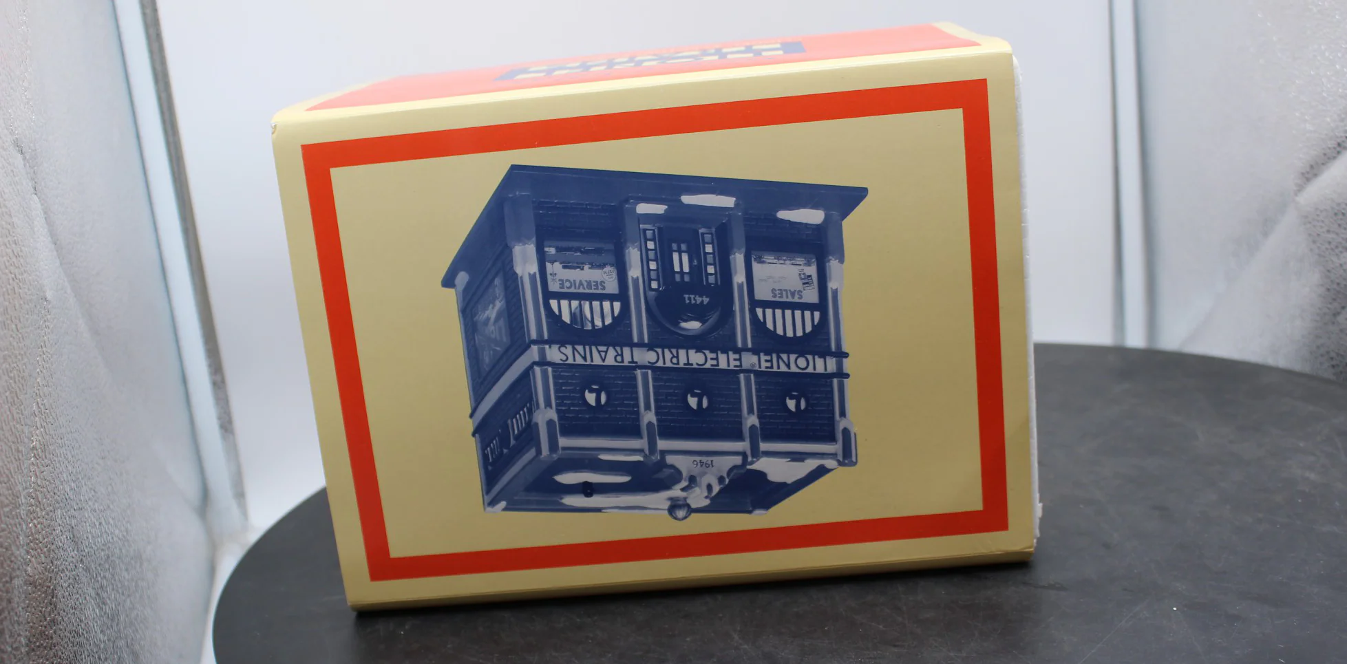 Dept 56 2202 Lionel Electric Trains Shop Snow Village  Used Excellent no light cord Damaged Box - Image 3