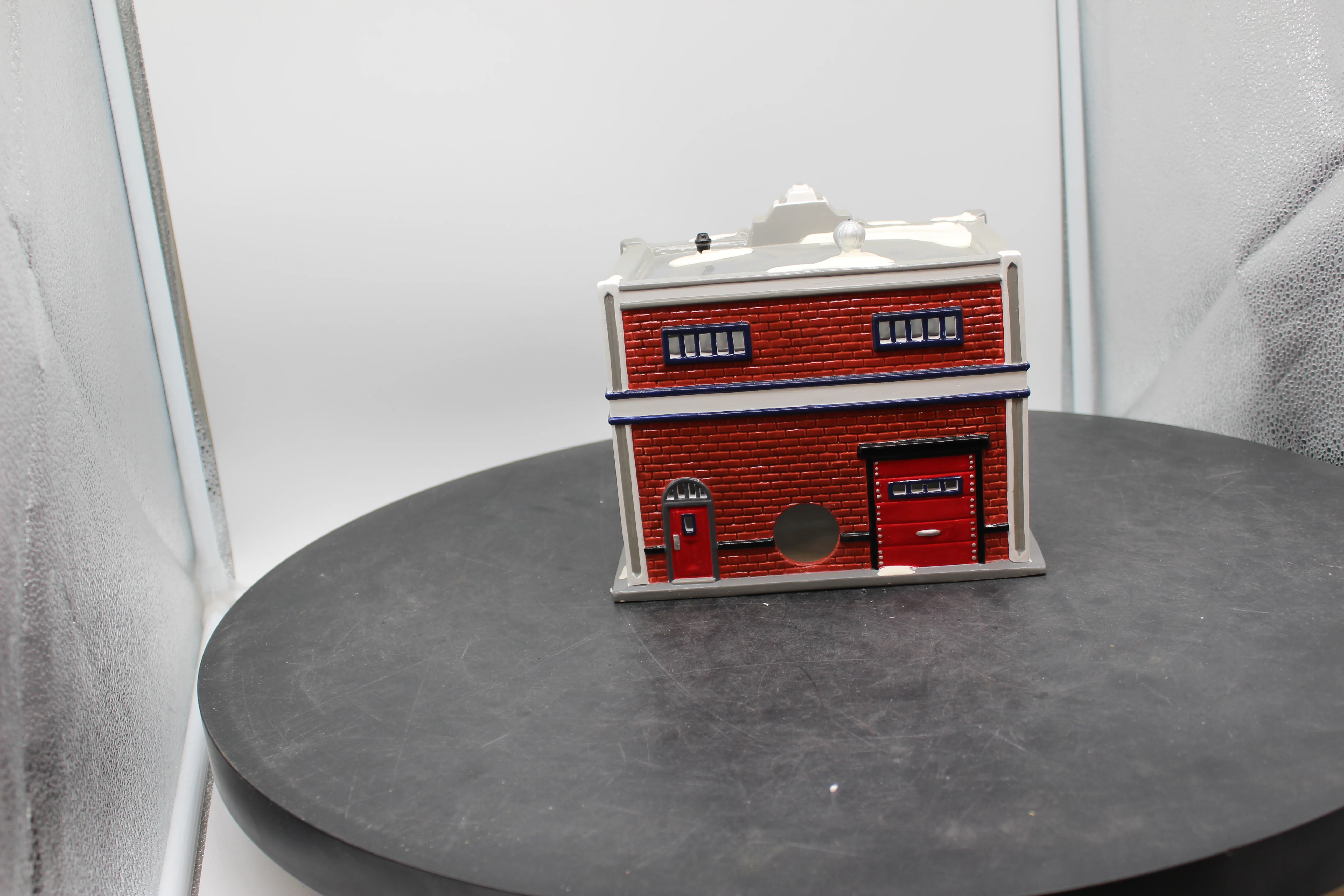 Dept 56 2202 Lionel Electric Trains Shop Snow Village  Used Excellent no light cord Damaged Box - Image 7