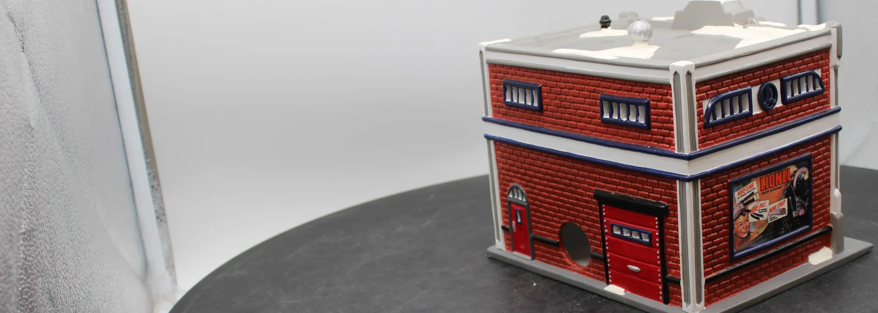 Dept 56 2202 Lionel Electric Trains Shop Snow Village  Used Excellent no light cord Damaged Box - Image 8