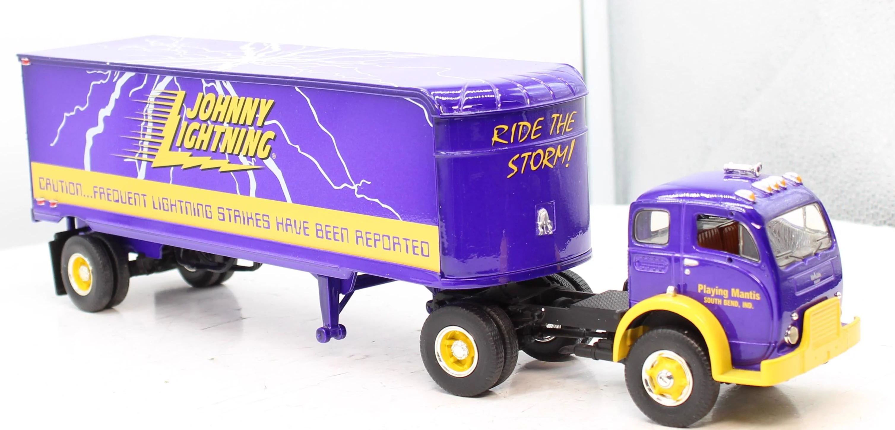 Eastwood automobilia Eastwood 19-2056 B-61 Mack Tractor Trailer First Gear 1:34 Scale Like New - Image 2