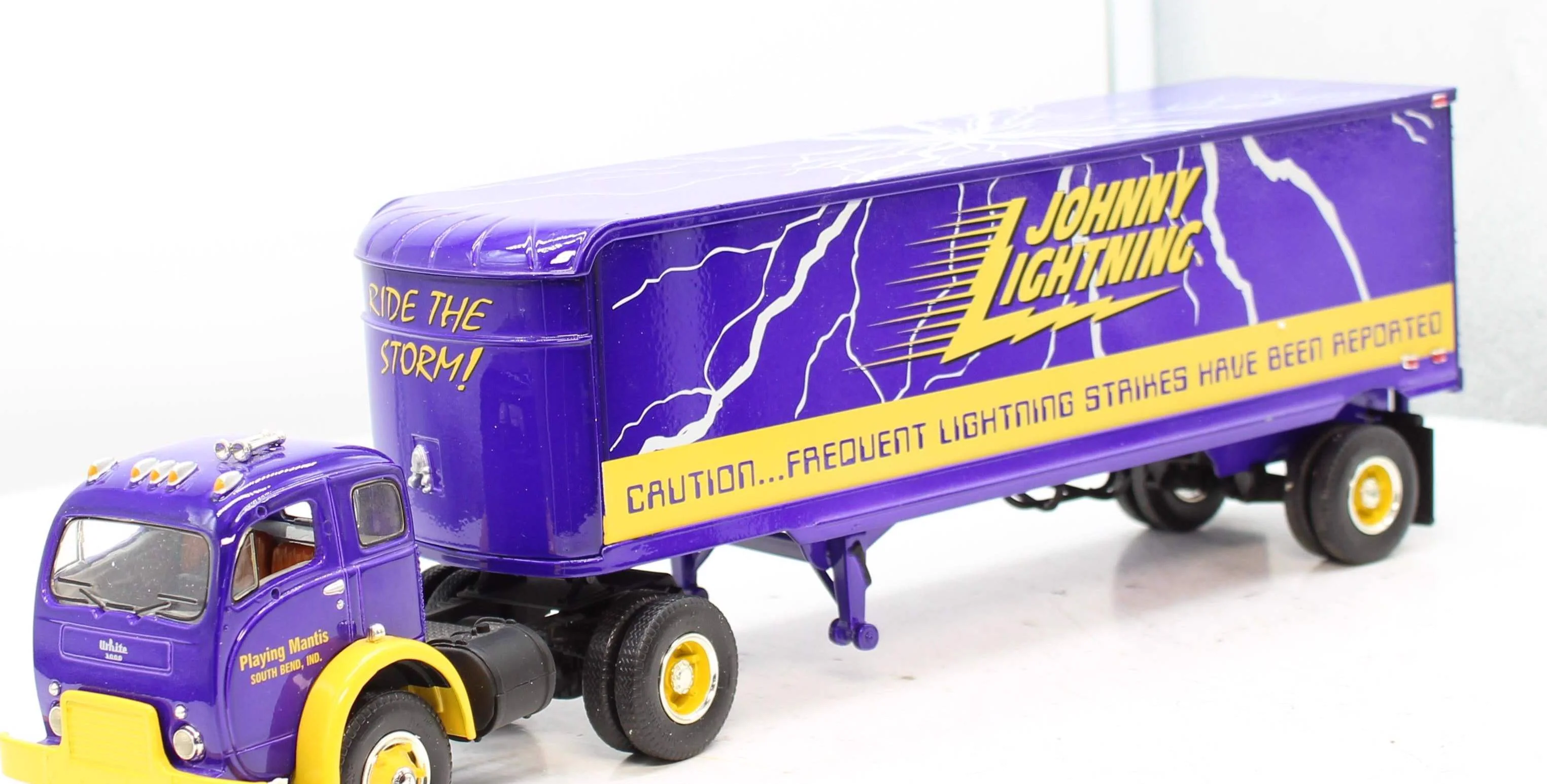 Eastwood automobilia Eastwood 19-2056 B-61 Mack Tractor Trailer First Gear 1:34 Scale Like New - Image 3
