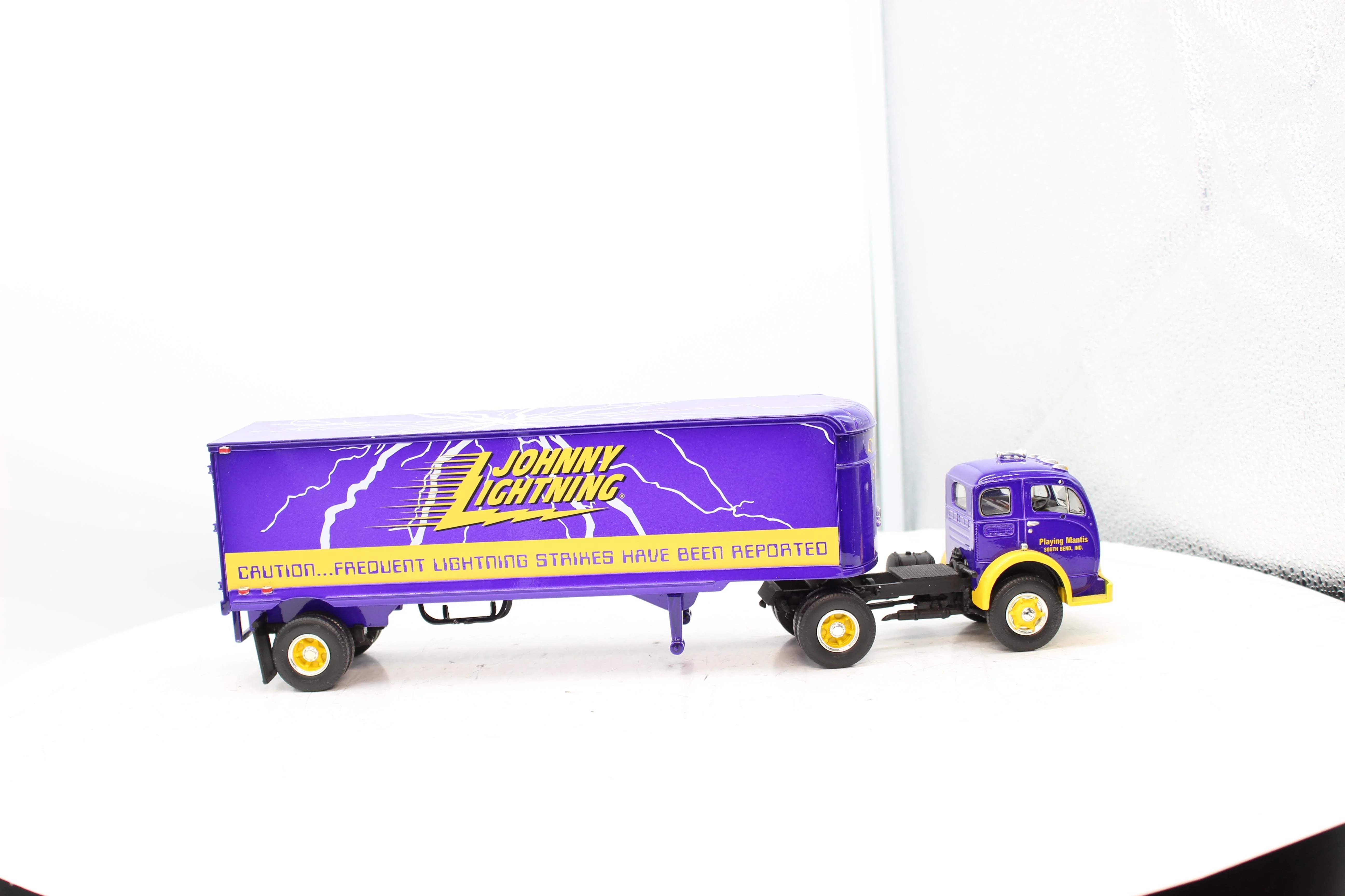 Eastwood automobilia Eastwood 19-2056 B-61 Mack Tractor Trailer First Gear 1:34 Scale Like New - Image 9