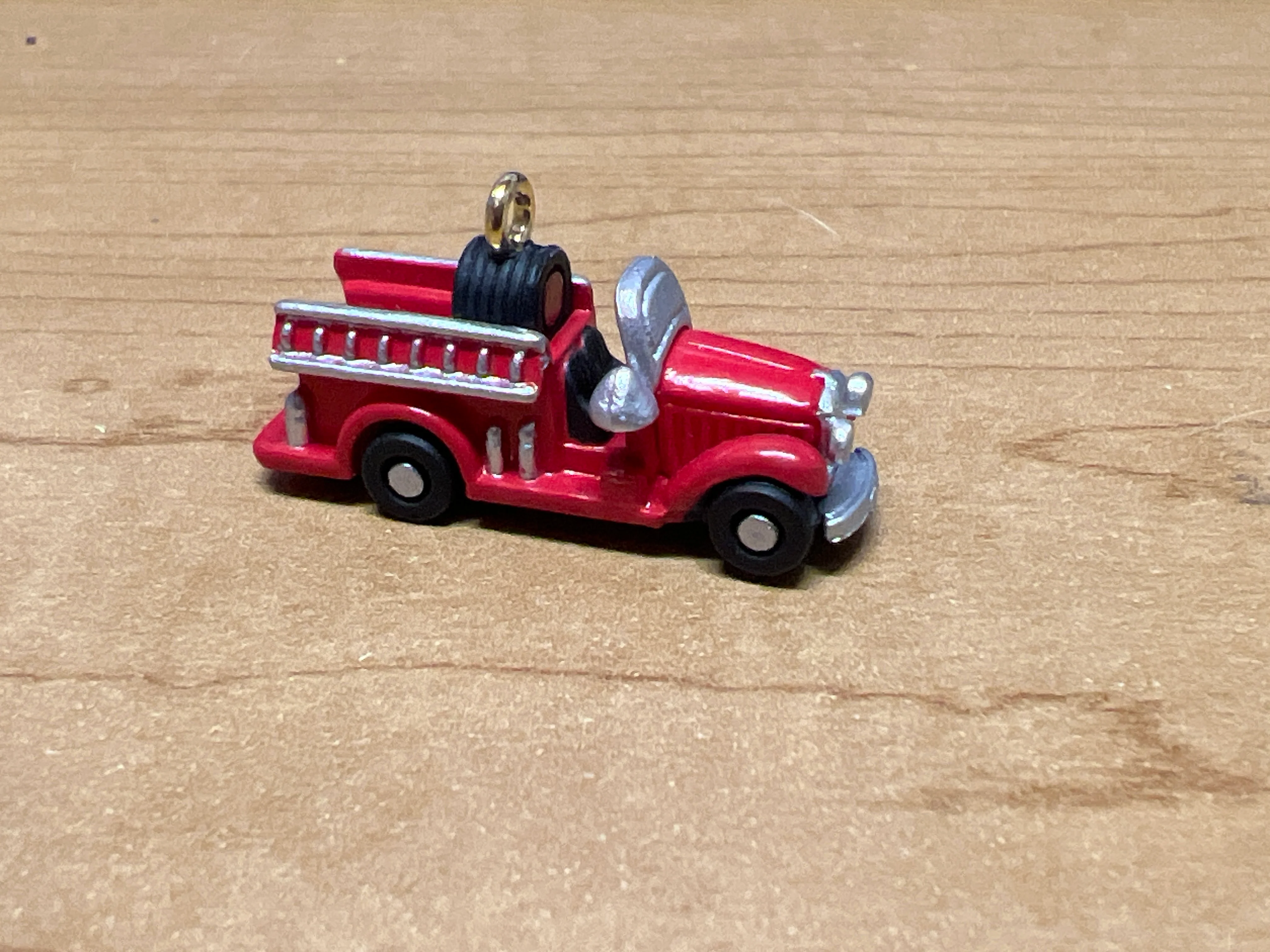 Hallmark 1993 North Pole Fire Truck, Miniature Ornament Like New - Image 3
