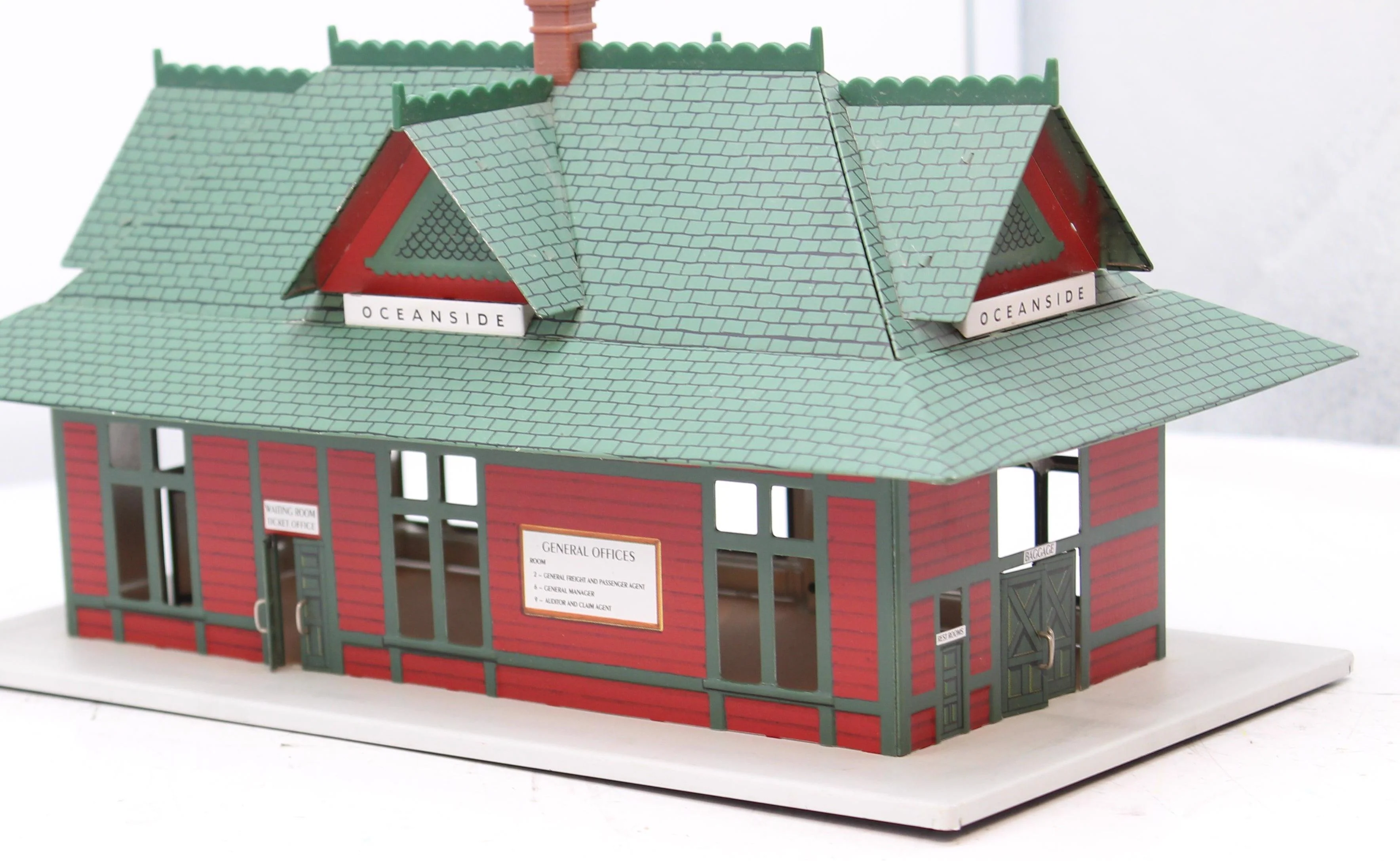 Hallmark Metal Train Station "Oceanside" 10433 HO Scale Used No Box - Image 5