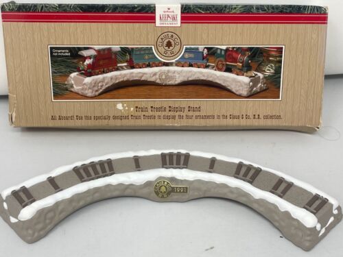 Hallmark Ornament 1991 Claus & Co RR set of 4 train ornaments plus display SZAZ - Image 7