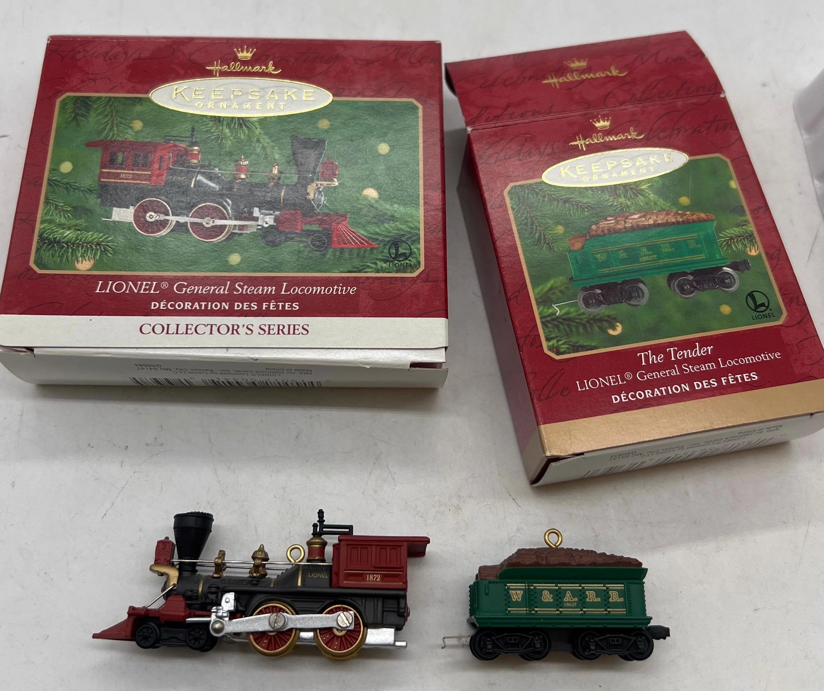 Hallmark qx6684, qx6834 Lionel General Steam Locomotive and Tender Keepsake Ornament Set (Set of 2)  Like New