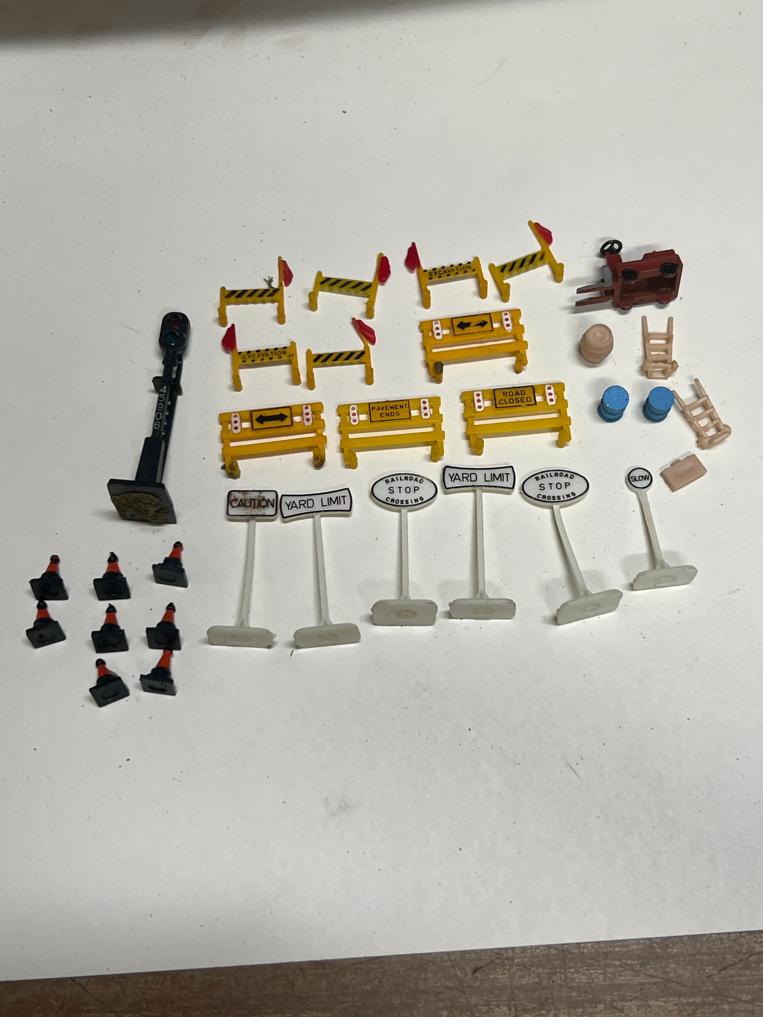 HO scale bargain Accessory Pack G Layout Finds