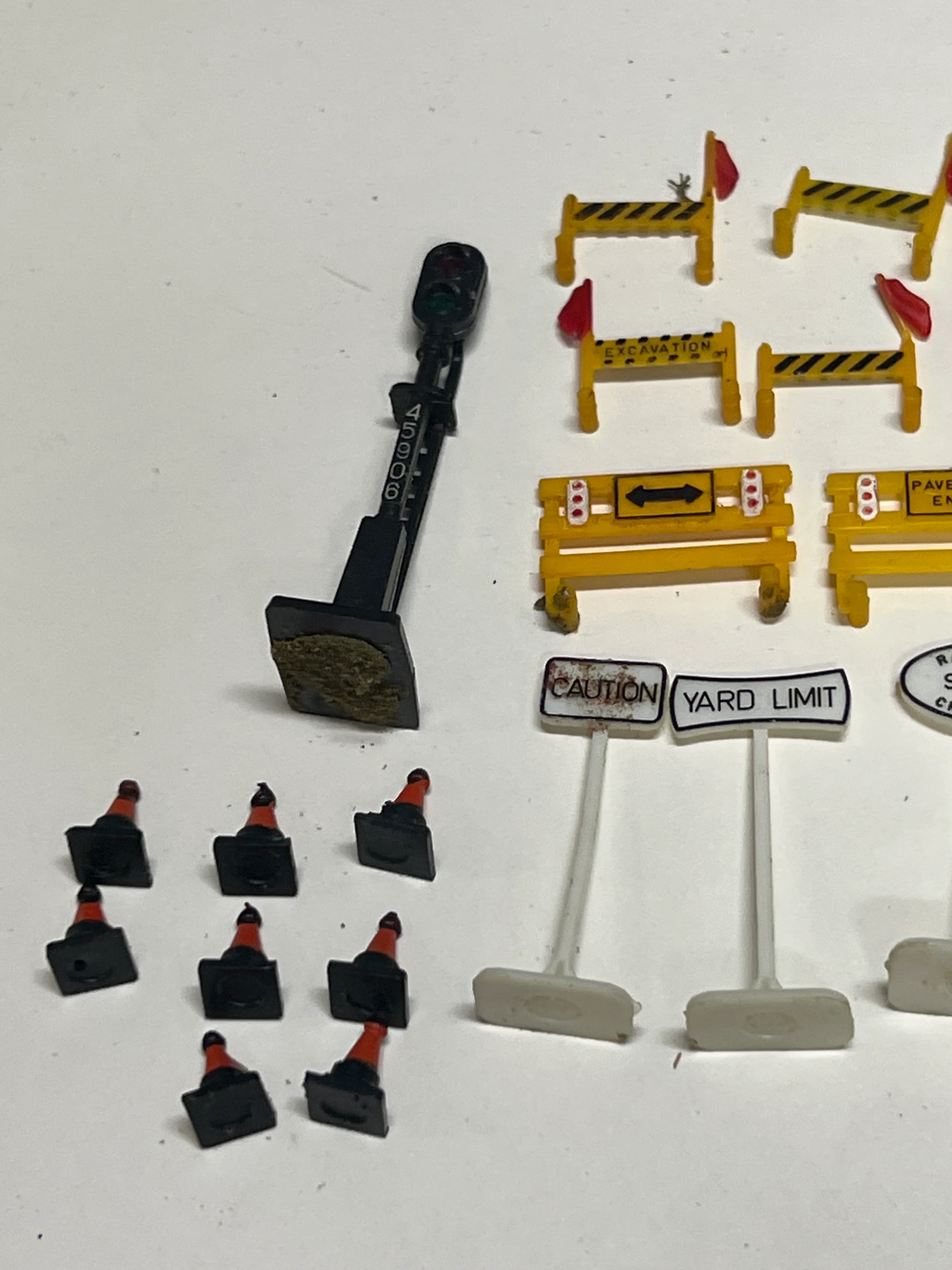 HO scale bargain Accessory Pack G Layout Finds - Image 2