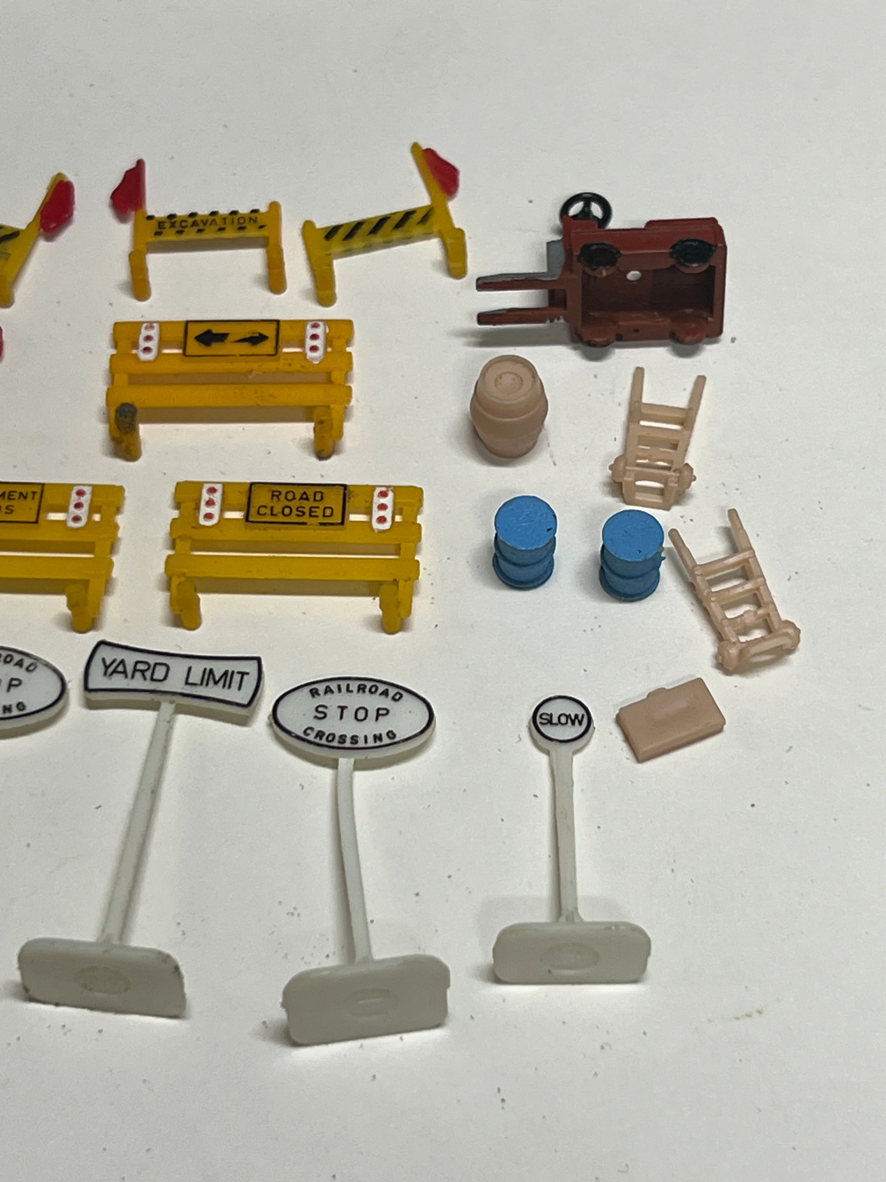 HO scale bargain Accessory Pack G Layout Finds - Image 3