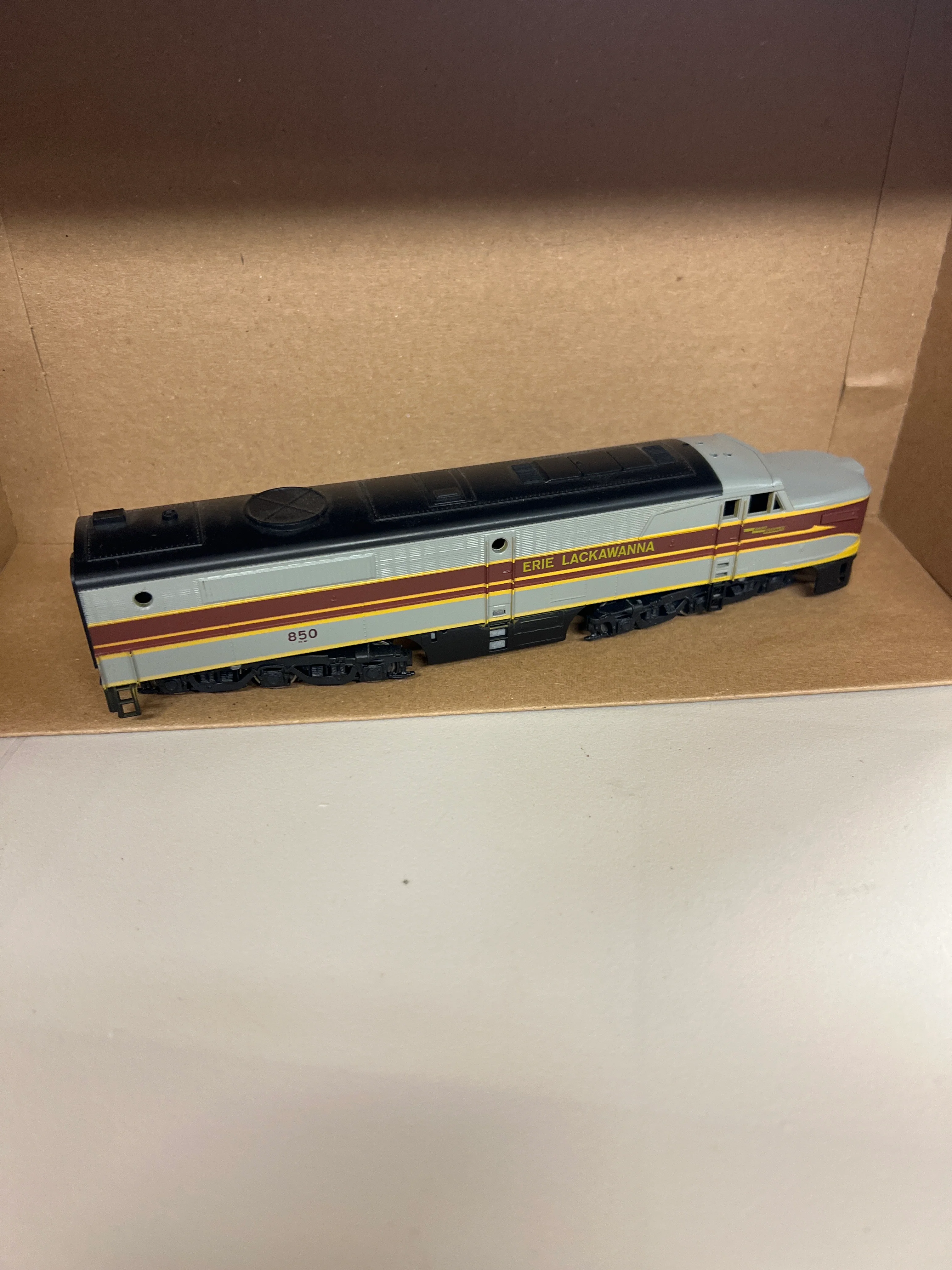 HO Scale Bargain Engine  124 Erie Lackawanna Diesel Engine Used VG - Image 3
