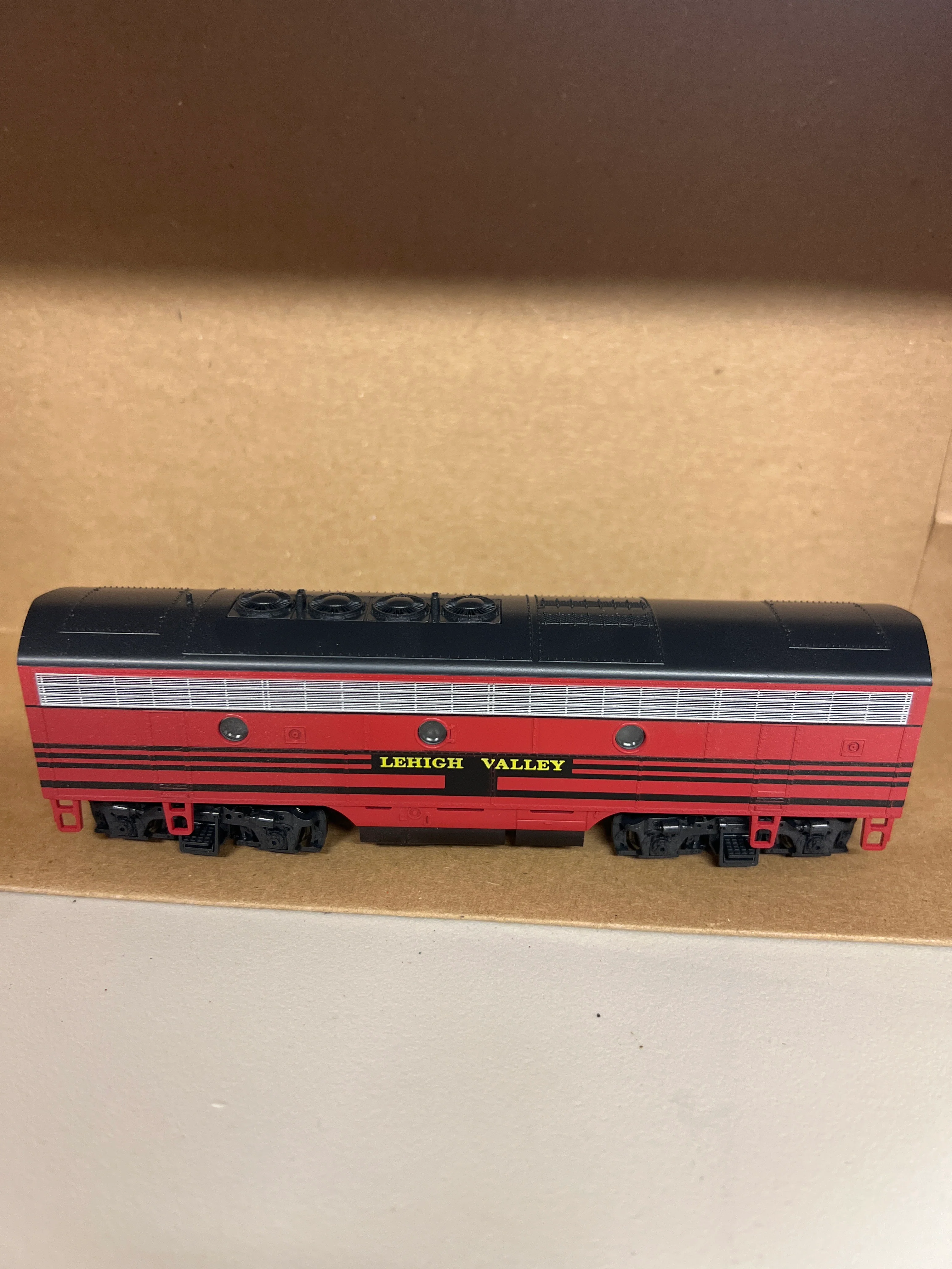 HO Scale Bargain Engine 137 kato Lehigh valley B unit Diesel engine Used VG - Image 3