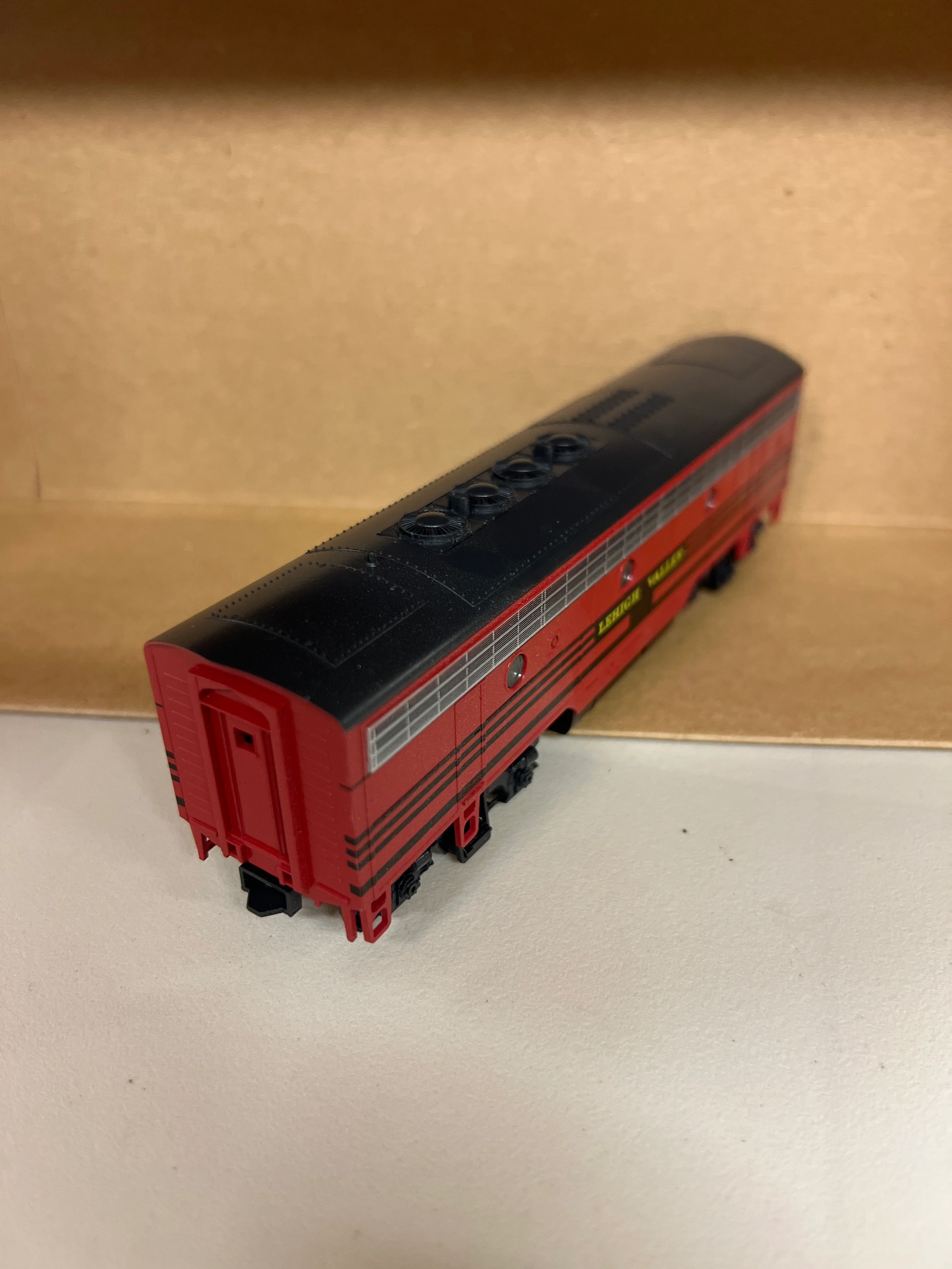 HO Scale Bargain Engine 137 kato Lehigh valley B unit Diesel engine Used VG - Image 4
