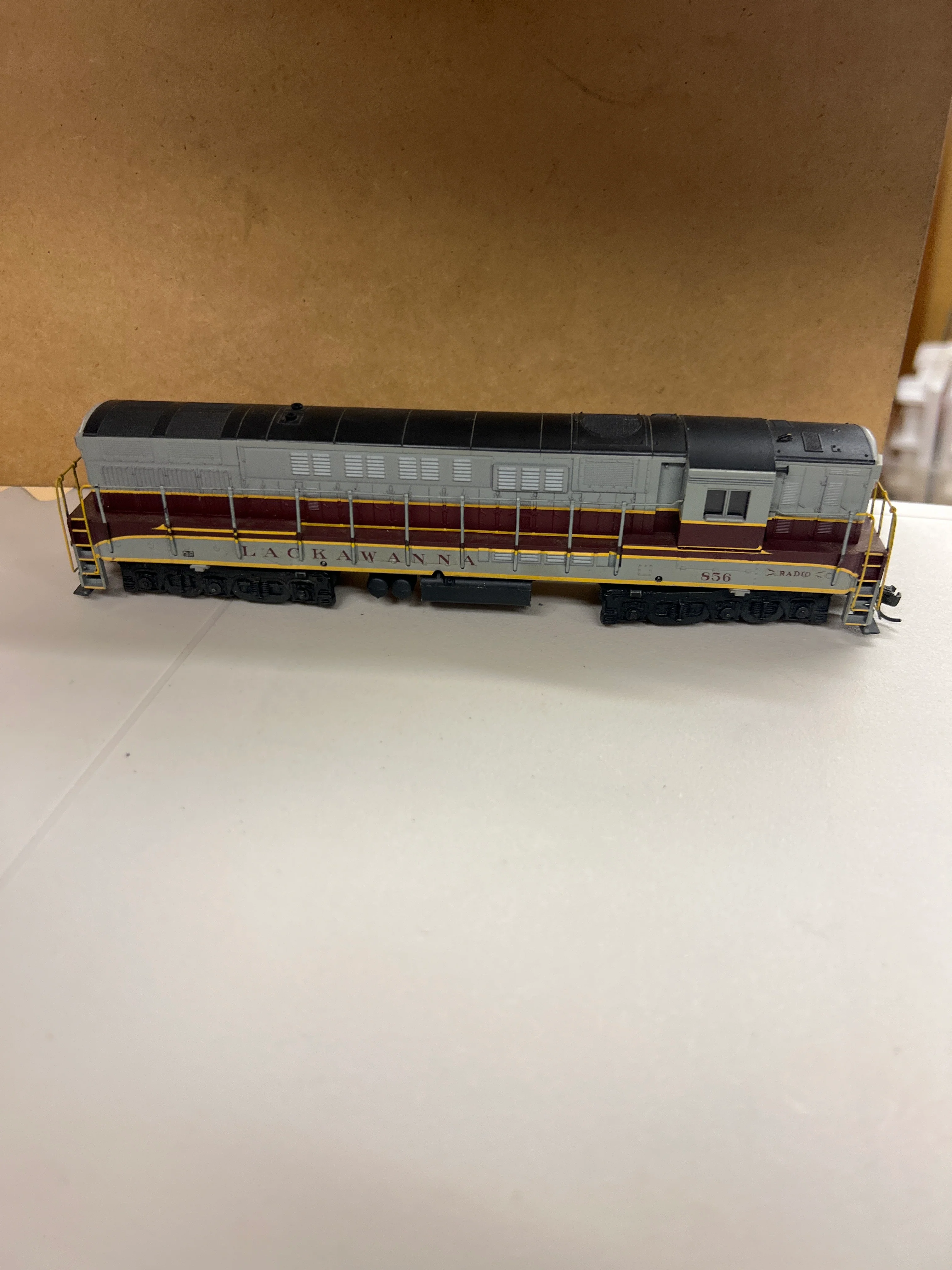 HO Scale Bargain Engine 93 Erie Lackawanna Diesel 856 Used Fair