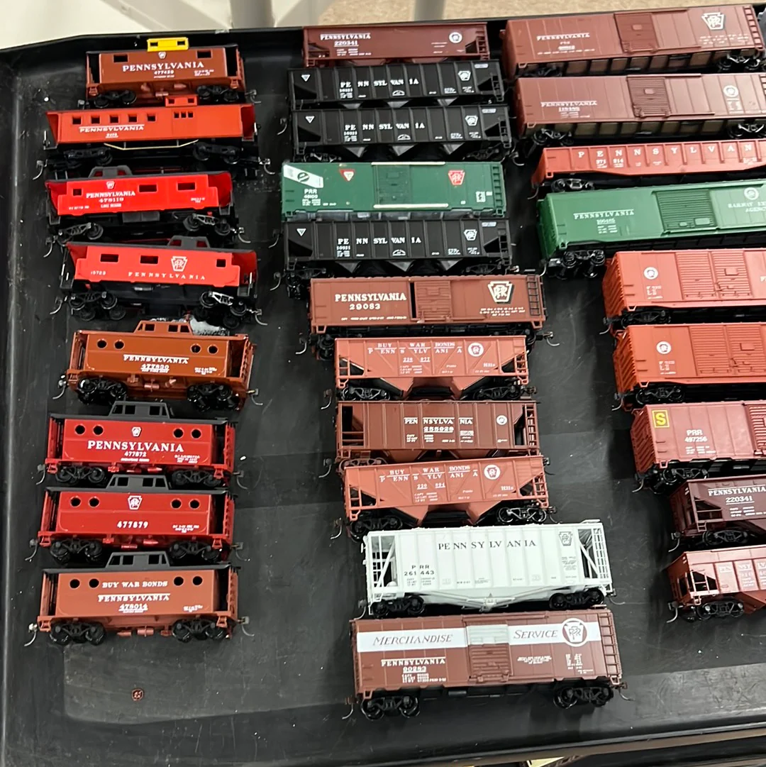 HO Scale Bargain Pack PRR Freight Cars-- 3 to 4 Random Freight Cars with Kadee Couplers - Image 3