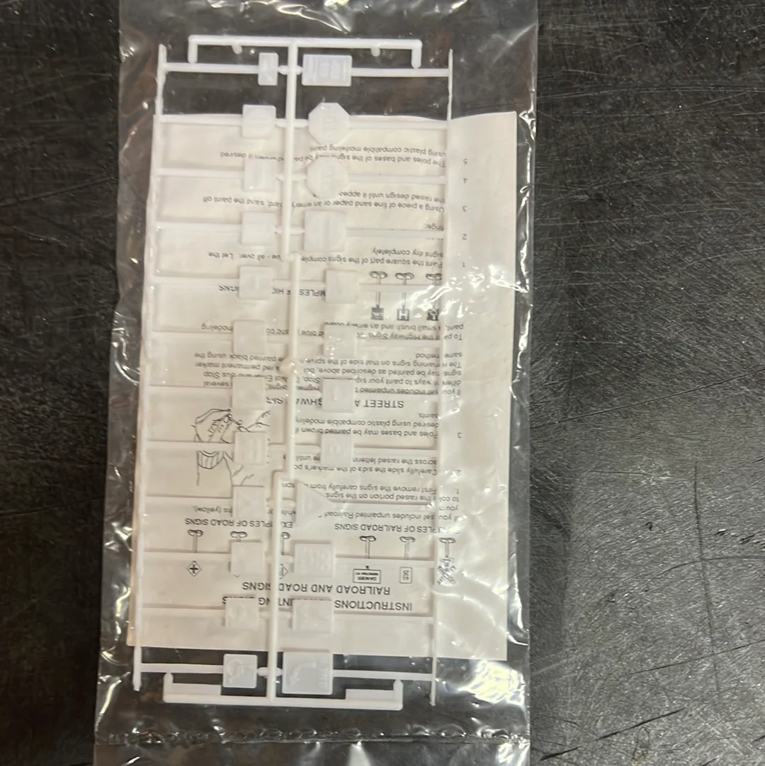 HO SCALE signage and telephone pole pack - Image 3