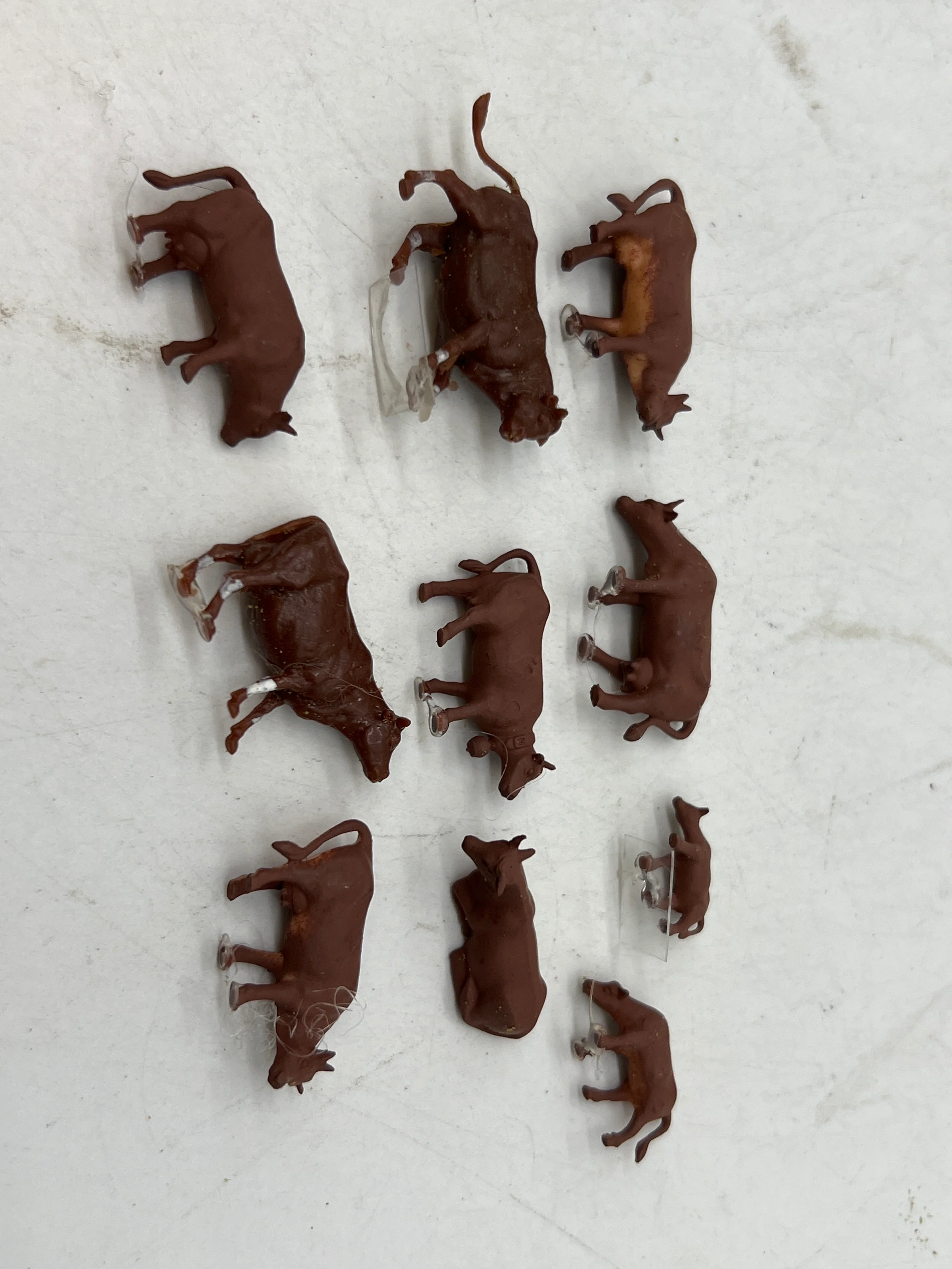 HOFIGURES 10 Brown Cows PACK 1 HO SCALE USED - Image 2