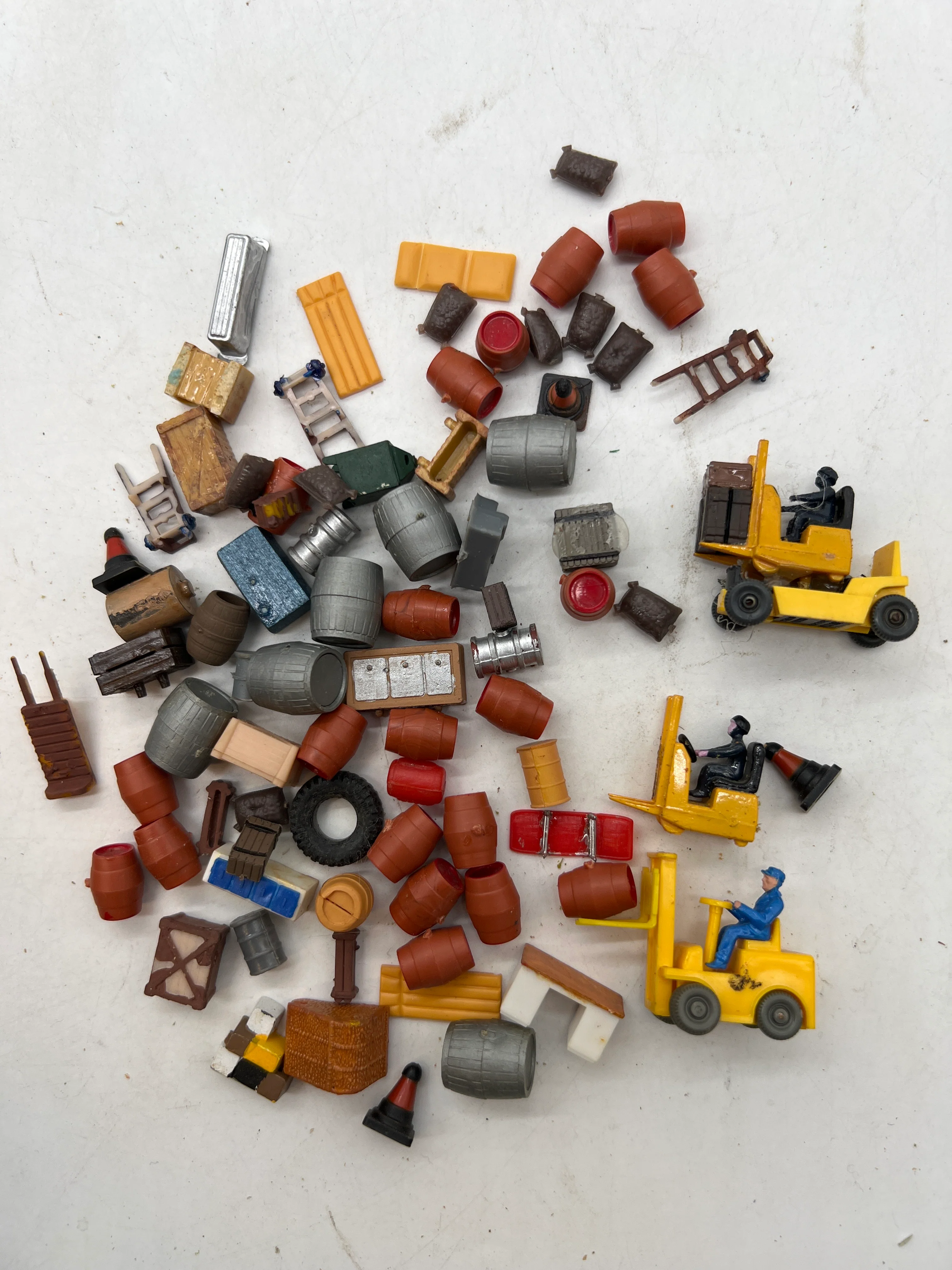 HOFIGURES FACTORY WORKERS PACK 1 - FORKLIFTS, BARRELS, CRATES DETAILS HO SCALE Used Excellent No Box