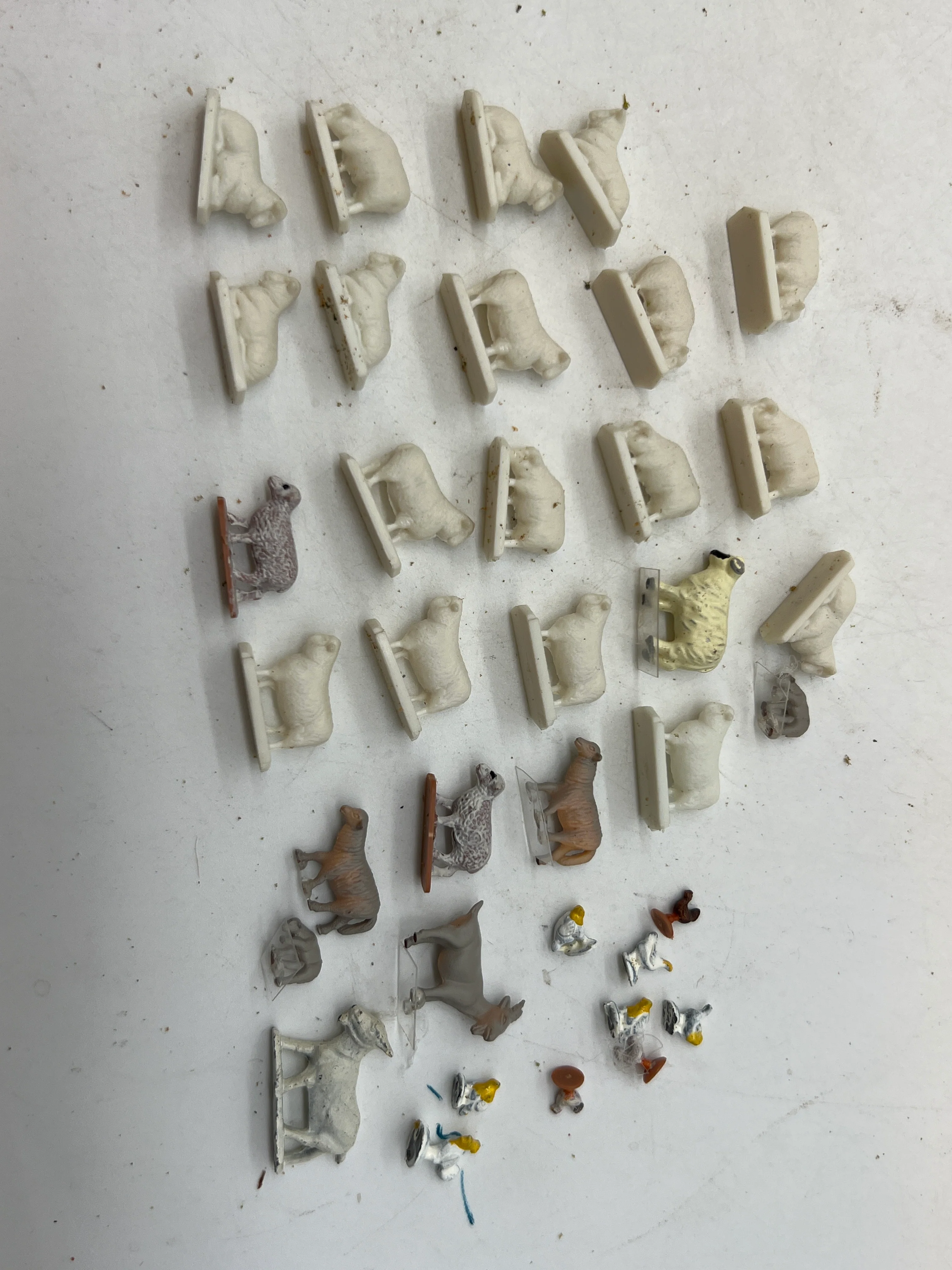 HOFIGURES FARM MIX SHEEP GOAT CHICKEN PACK 1 HO SCALE Used   No Box