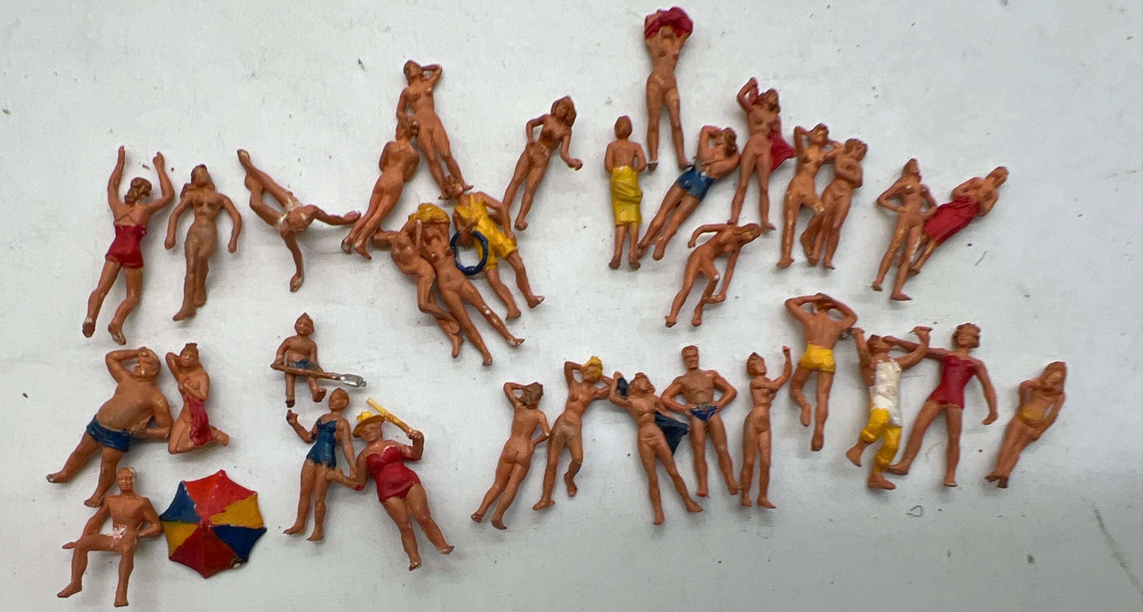 HOFIGURES RANDOM PACK 8 BEACH SCENE/ NUDISTS HO SCALE Used Excellent No Box