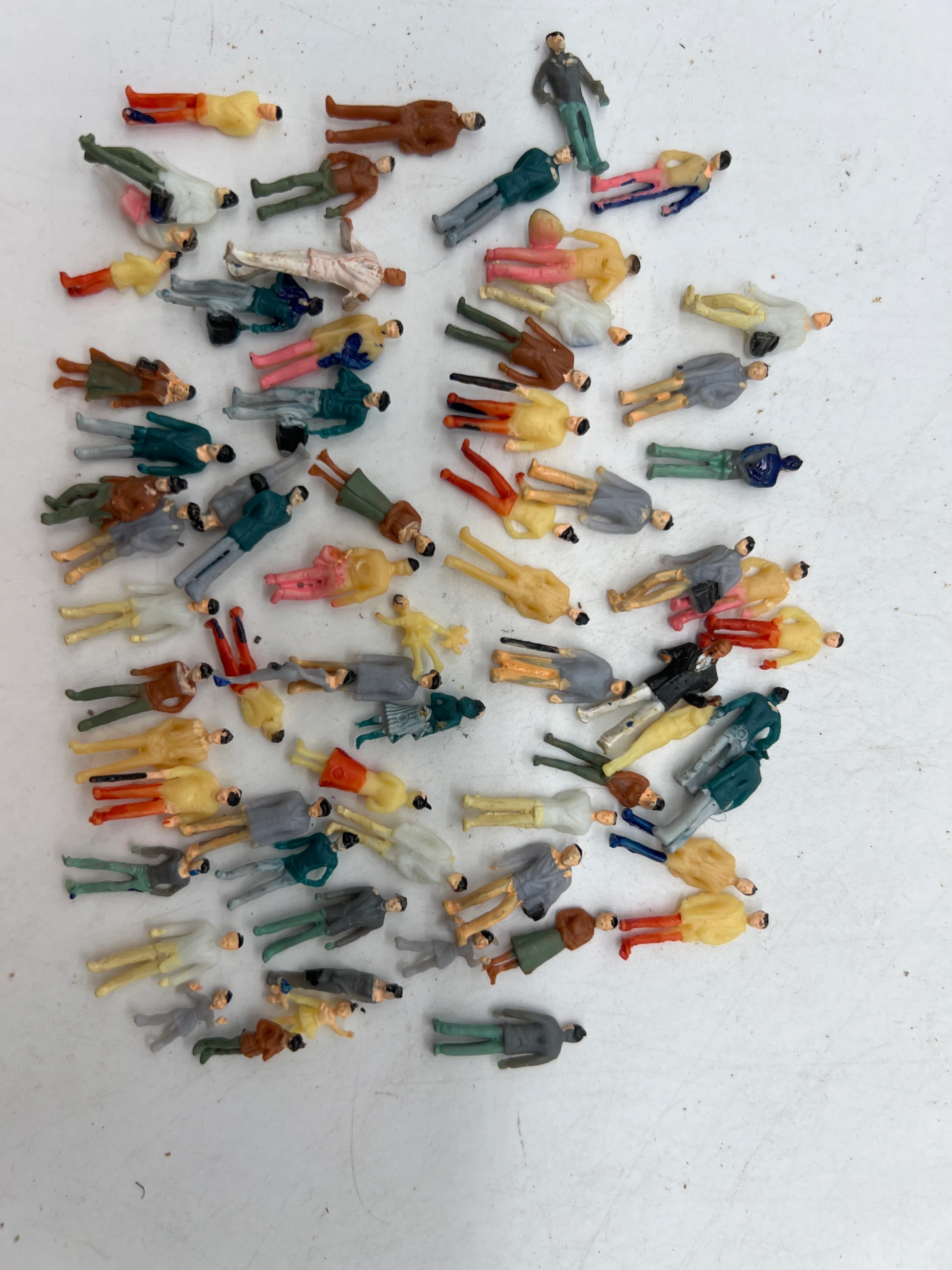 HOFIGURES RANDOM PACK 9 CROWD OF PEOPLE HO SCALE Used Excellent No Box