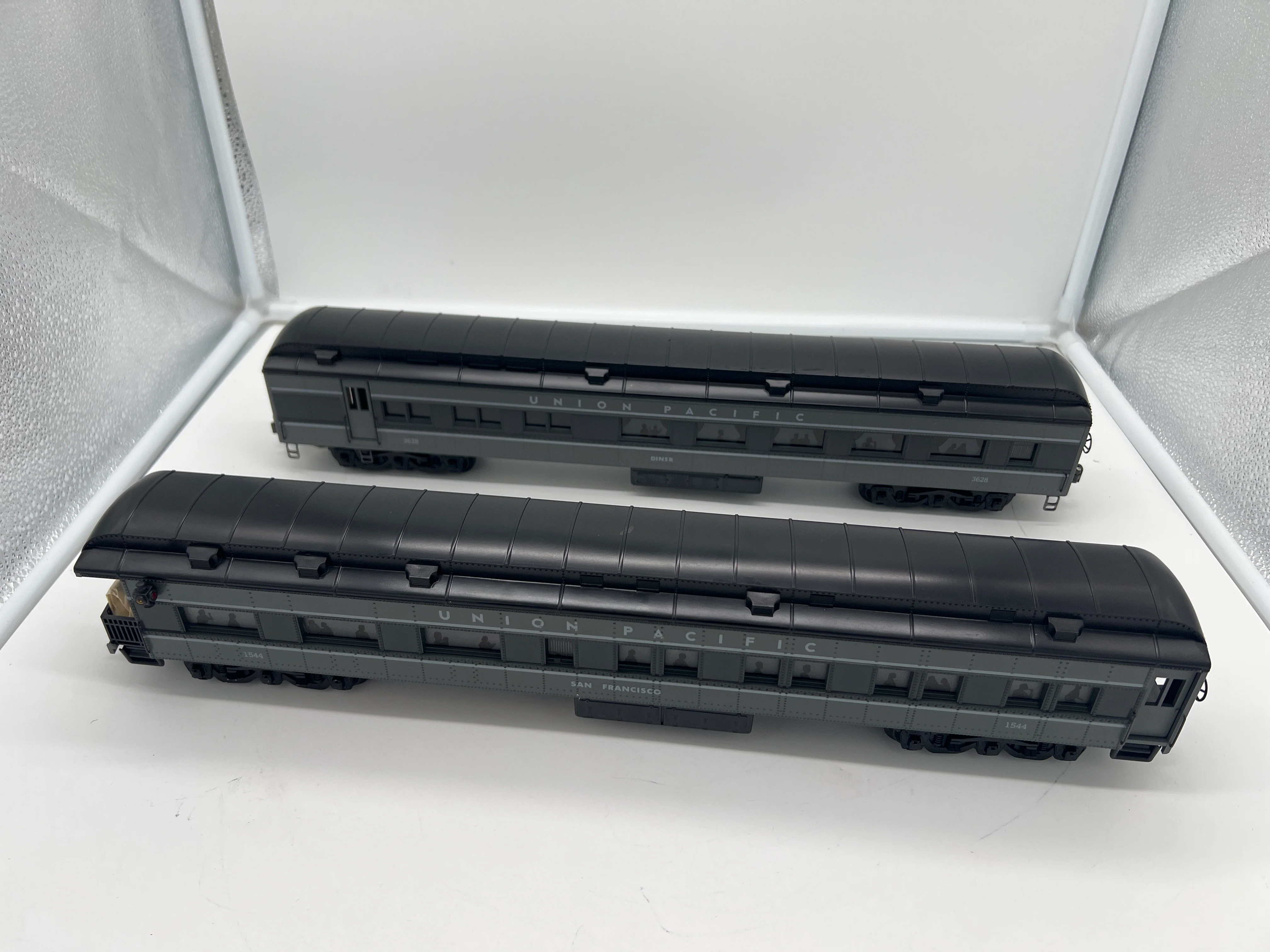 K-Line K-3628, K-1544 Union Pacific Overland Ltd Heavyweight Passenger Car Set (Set of 2) Gray, Diner & Observation Cars O Scale Used Excellent - Image 2