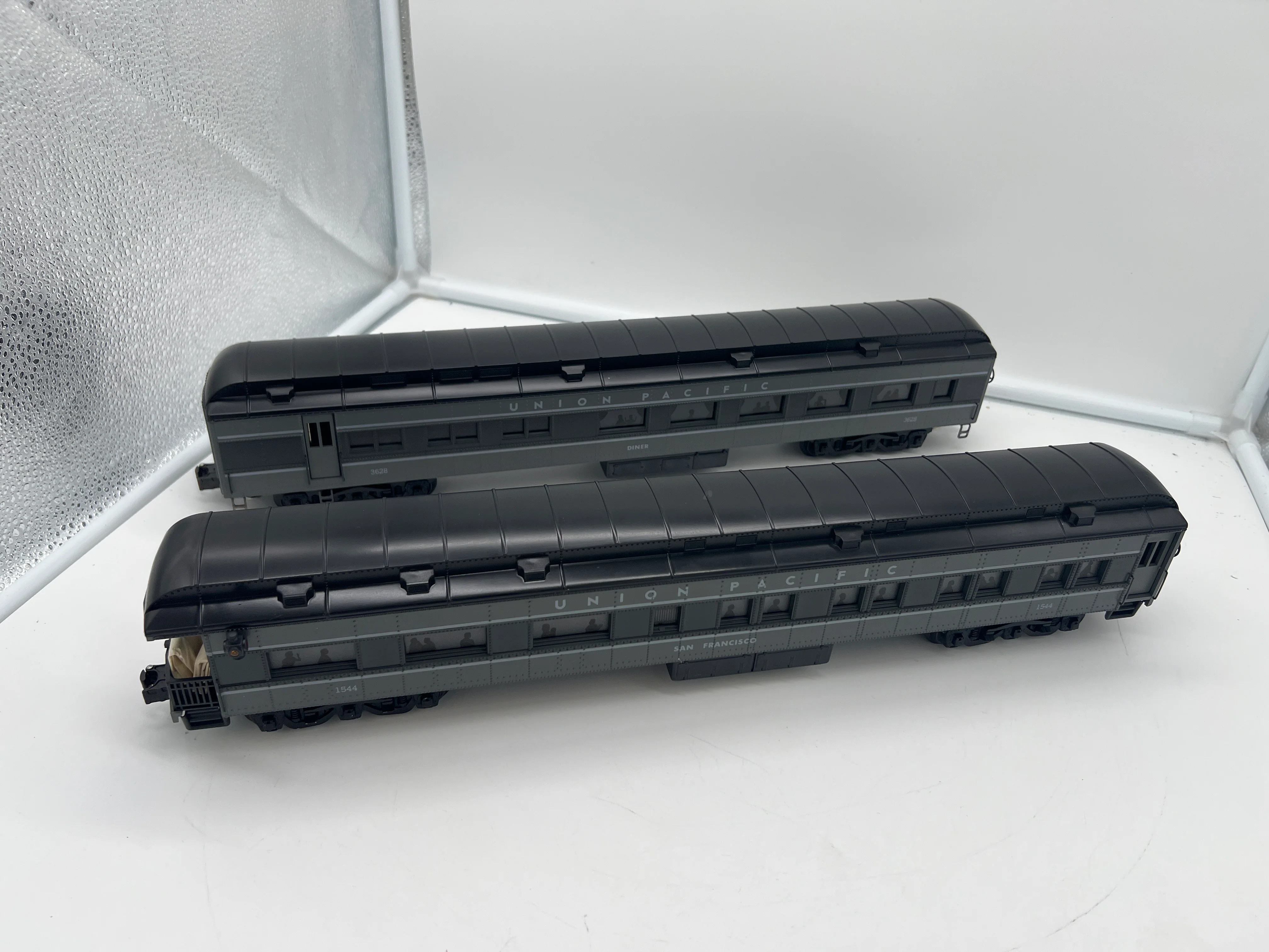 K-Line K-3628, K-1544 Union Pacific Overland Ltd Heavyweight Passenger Car Set (Set of 2) Gray, Diner & Observation Cars O Scale Used Excellent - Image 3