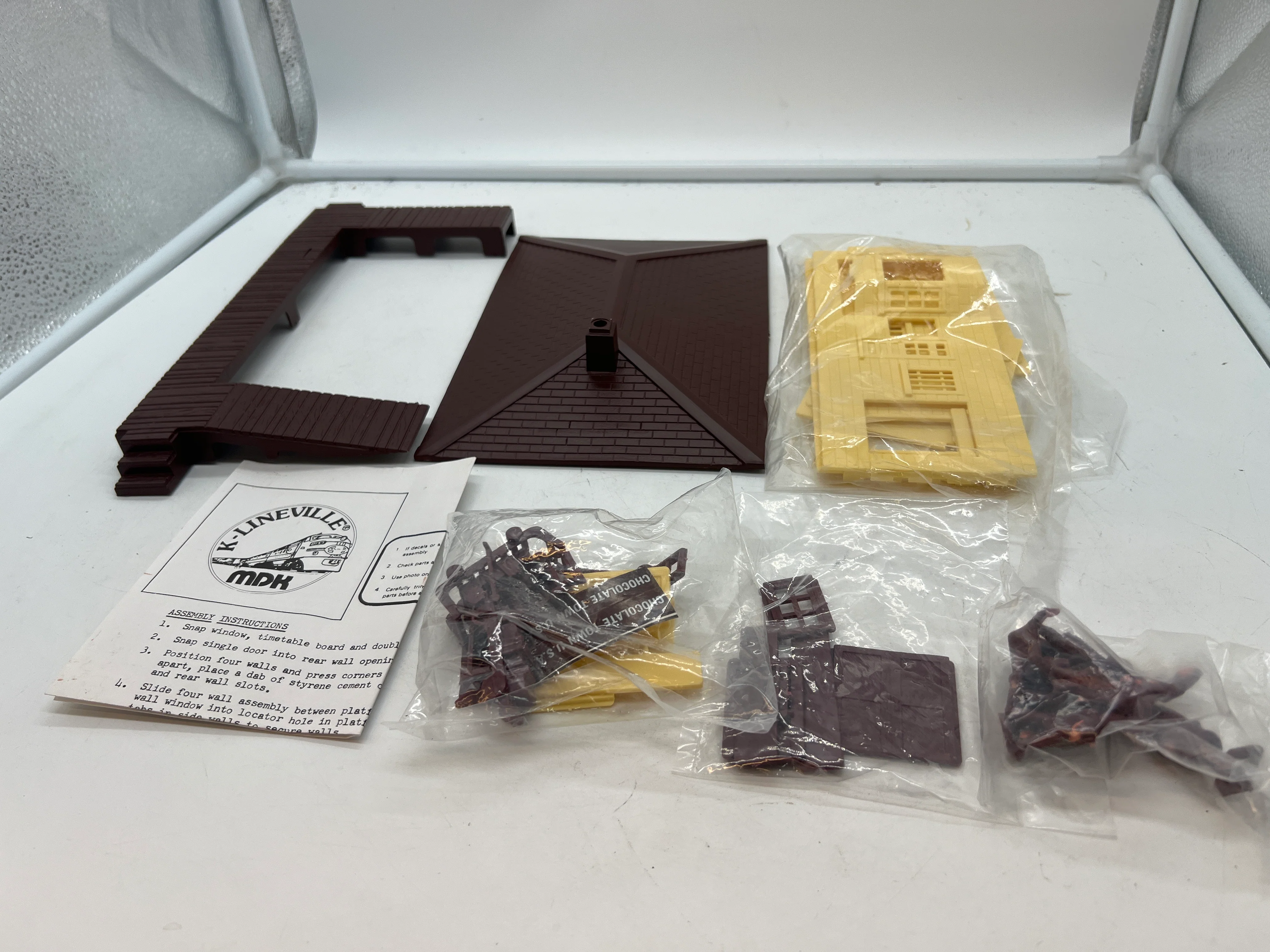 K-Line k-40312 HERSHEY'S CHOCOLATE TOWN TRAIN STATION KIT O SCALE Like New Open Box Appears Complete as is - Image 2