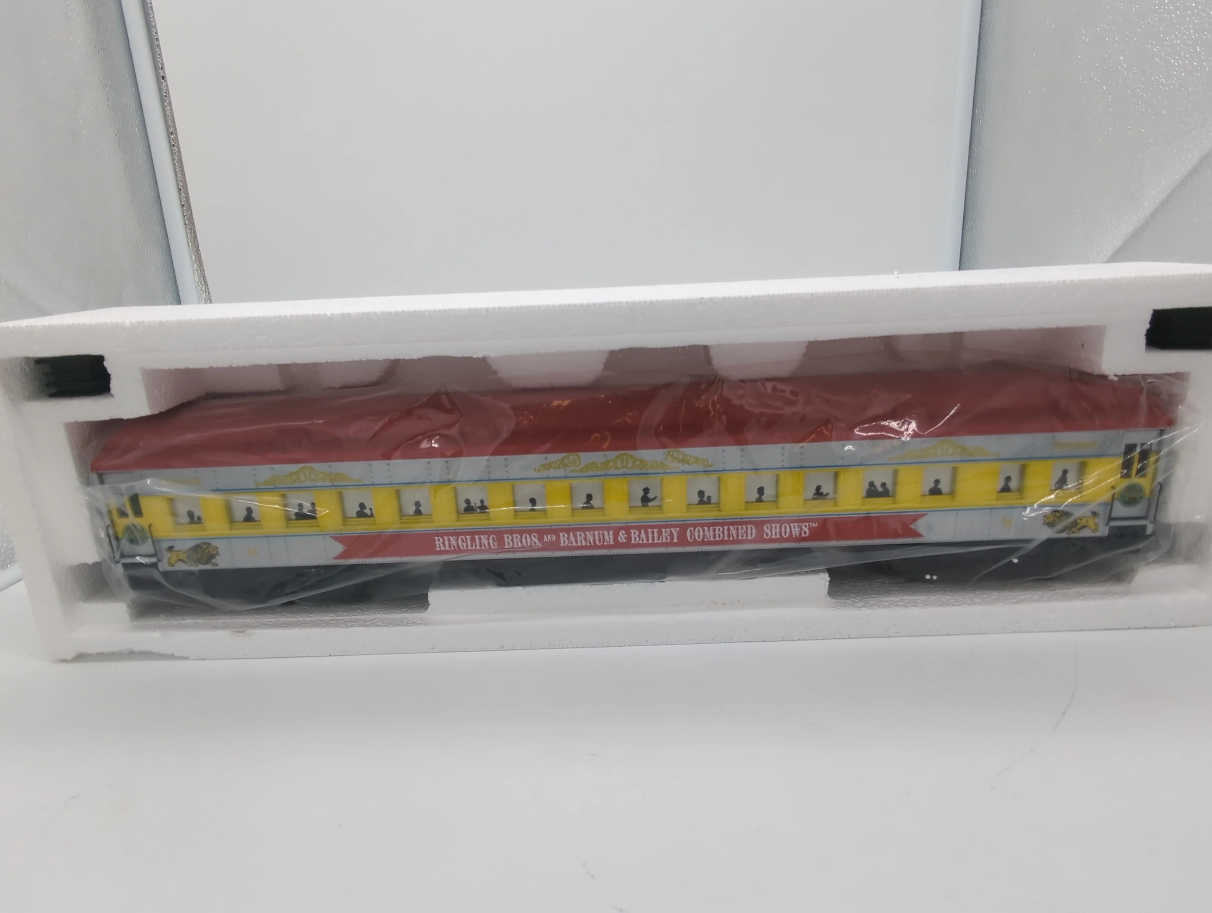 K-line K83-0094 Ringling Bros and Barnum and Bailey Circus performers coach #94  Heavy Weight 18" passenger car O SCALE Used Excellent