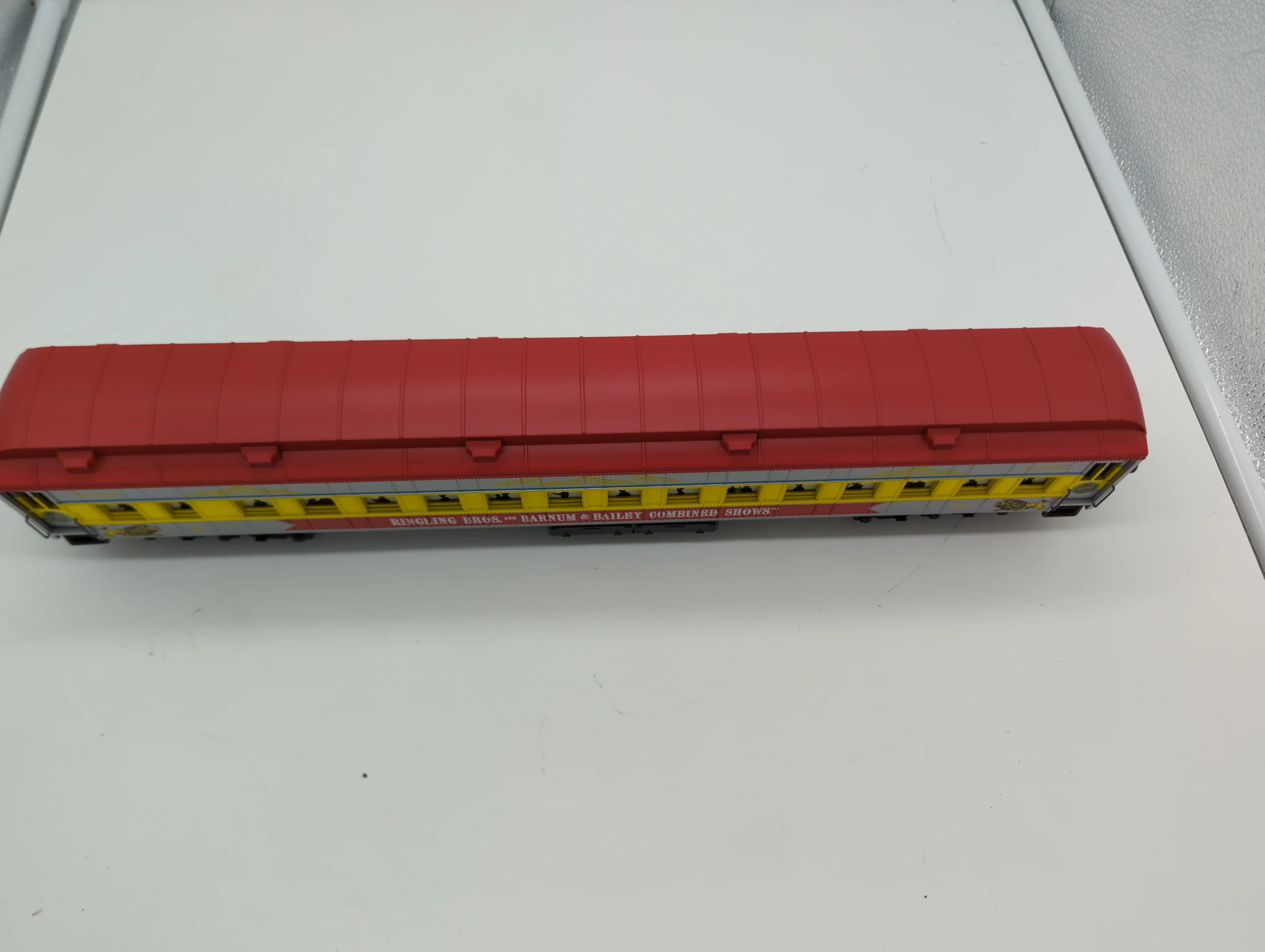 K-line K83-0094 Ringling Bros and Barnum and Bailey Circus performers coach #94  Heavy Weight 18" passenger car O SCALE Used Excellent - Image 2