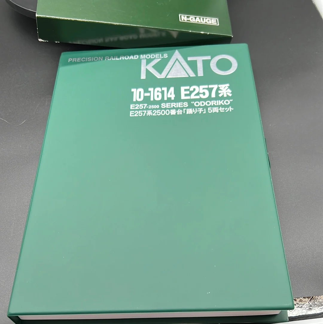 Kato 10-1614 E257-2500 series Odoriko 5 Car Set N SCALE - Image 3