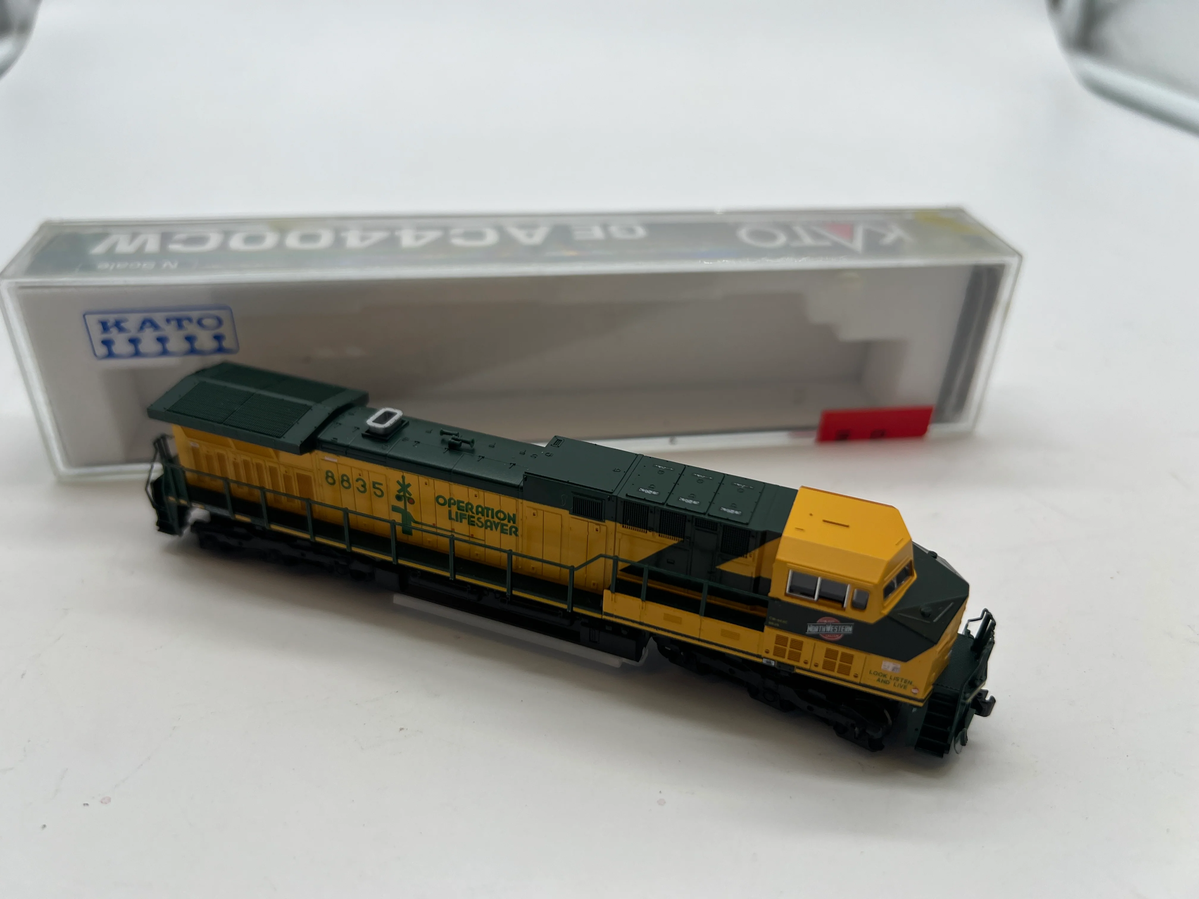 Kato -7032 Chicago Northwestern CNW  Operaton Lifesaver AC4400CW C&NW # 8835 Diesel Locomotive Analog/DC Scale N SCALE Like New - Image 2