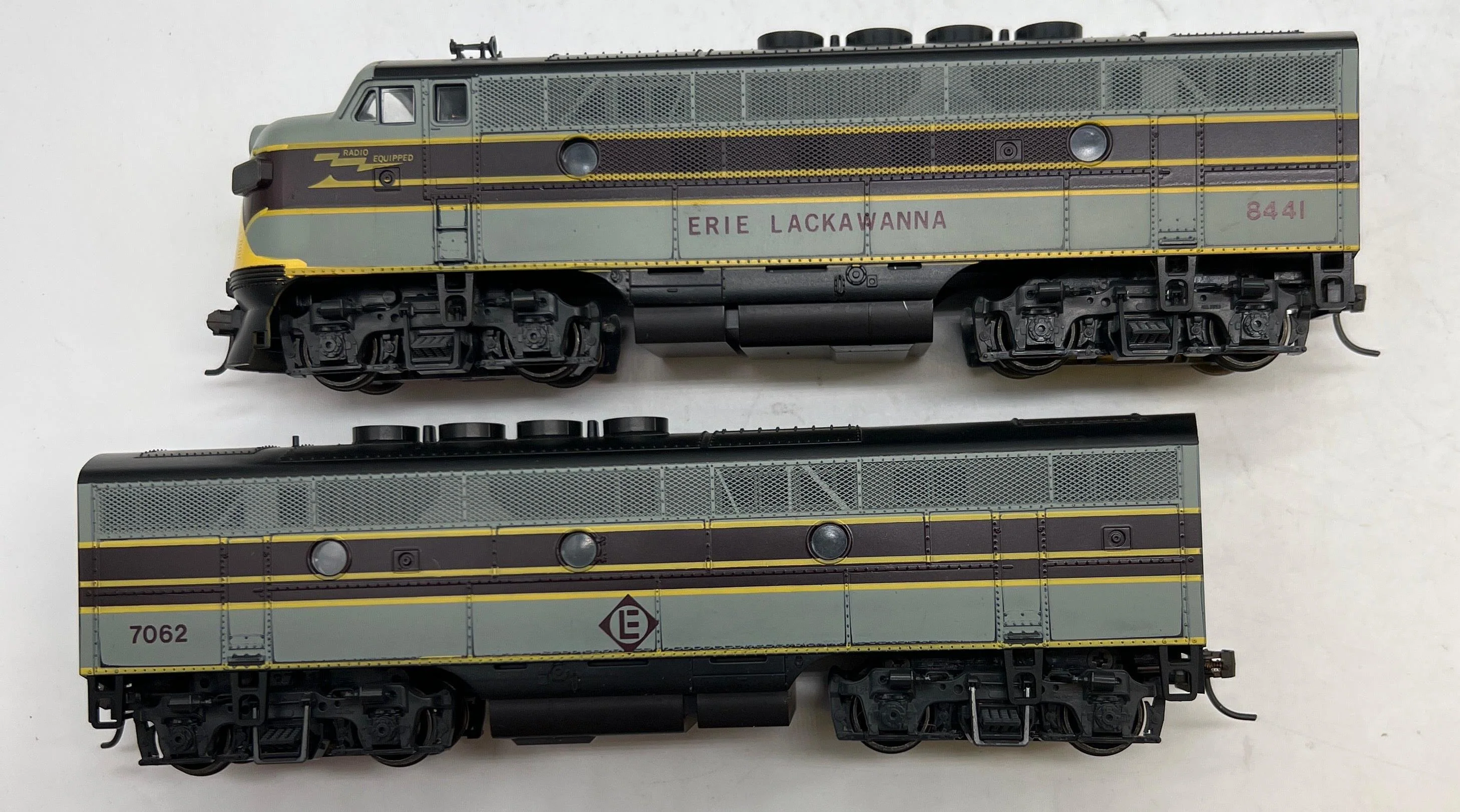Kato Erie Lackawanna EL Set of 2 AB  both powered Diesel locomotives 8441 7062 HO SCALE Like New No Box - Image 2
