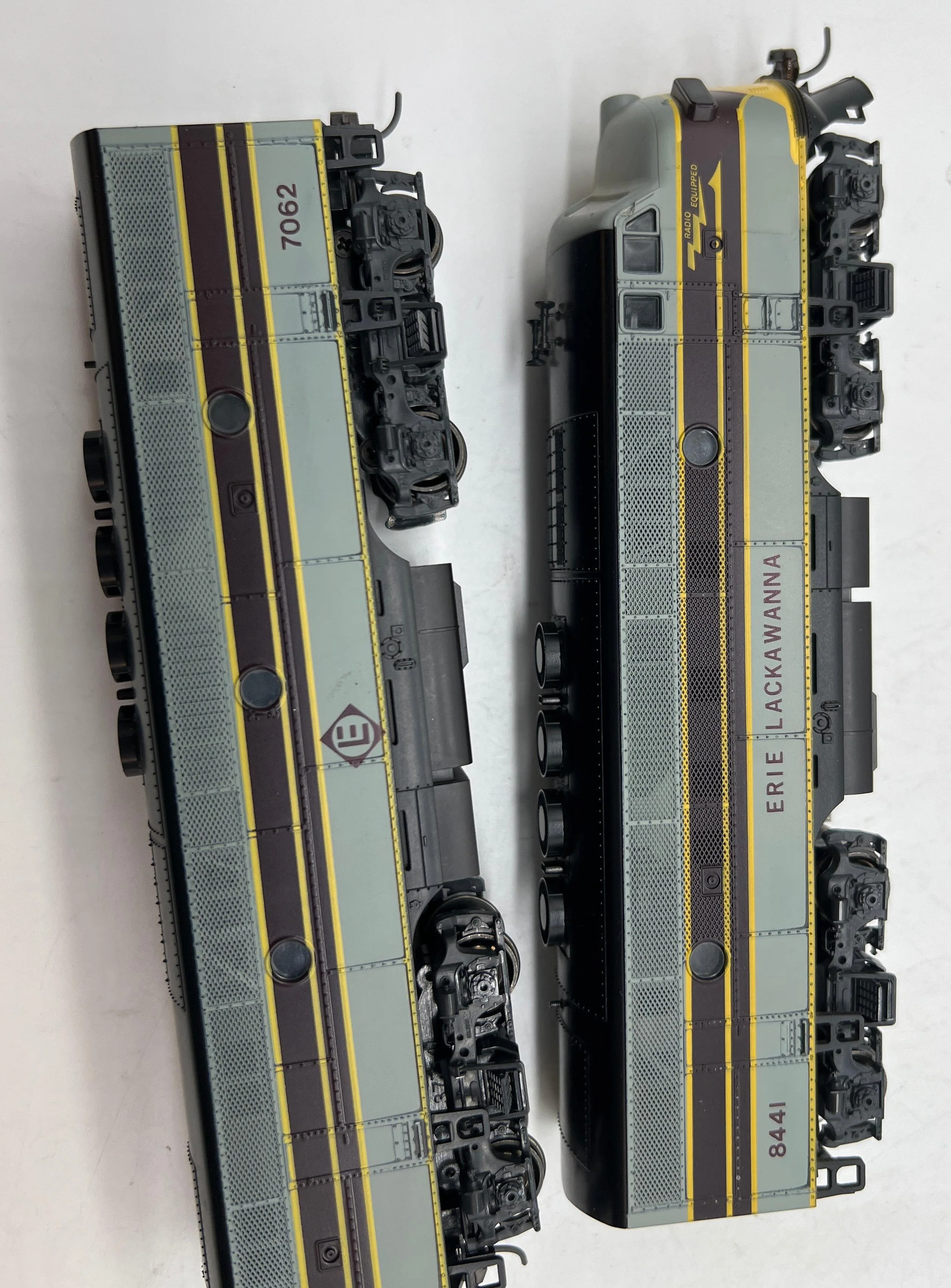 Kato Erie Lackawanna EL Set of 2 AB  both powered Diesel locomotives 8441 7062 HO SCALE Like New No Box - Image 4
