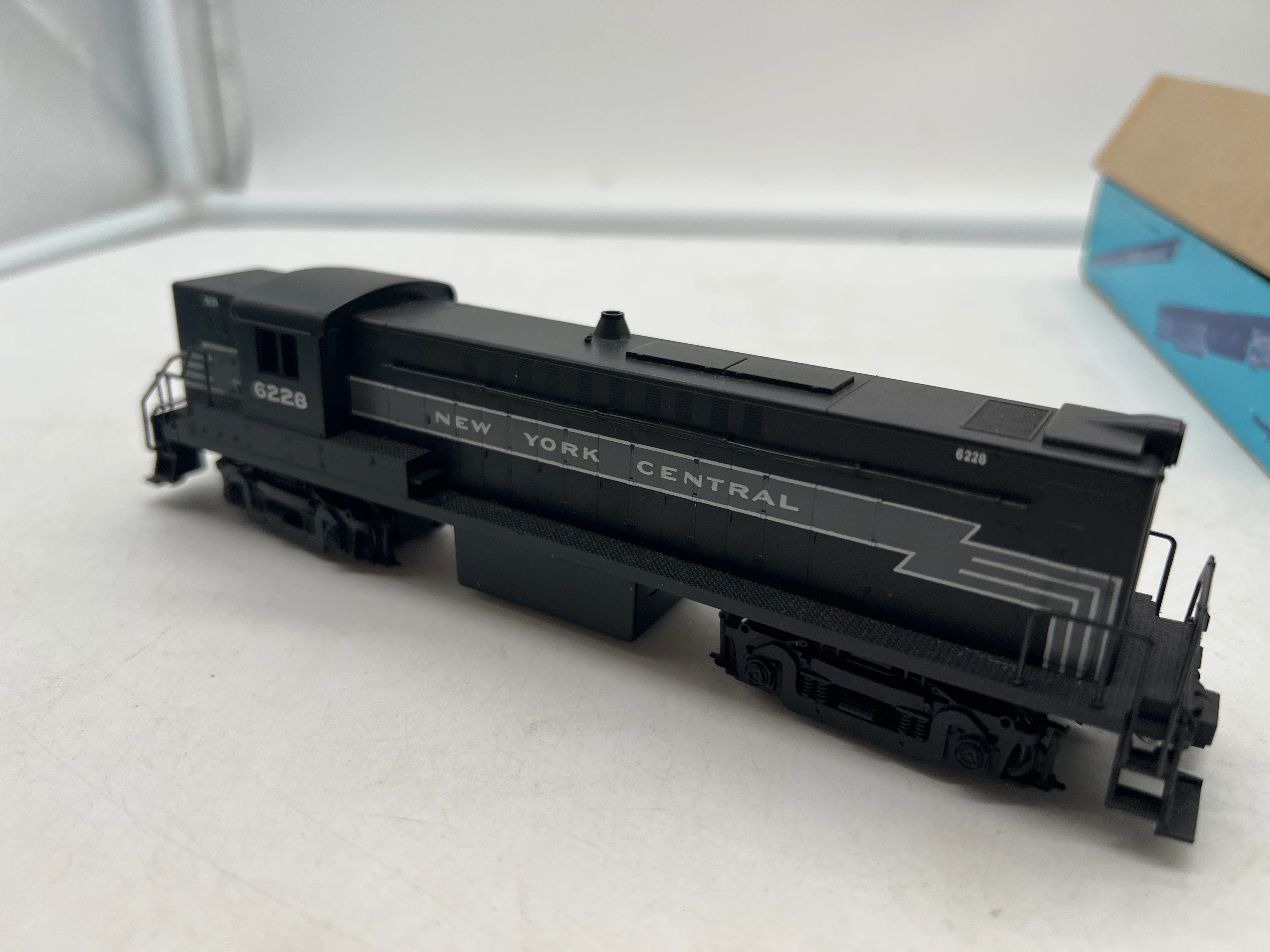 Kato NYC-6228-2 New York Central Diesel Locomotvie  HO SCALE Used Excellent No Box as is (missing cosmetic bit) - Image 3