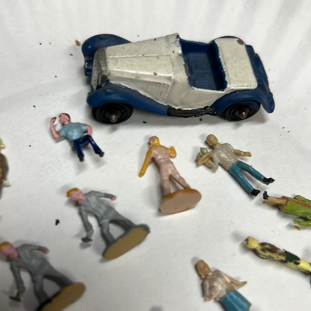 HO Scale figure pack White Car - Image 2