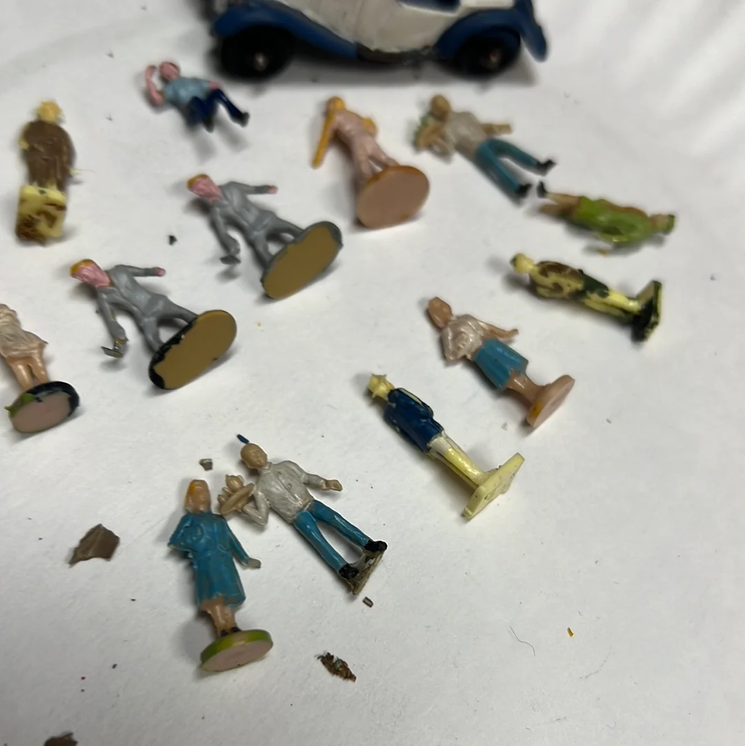 HO Scale figure pack White Car - Image 3