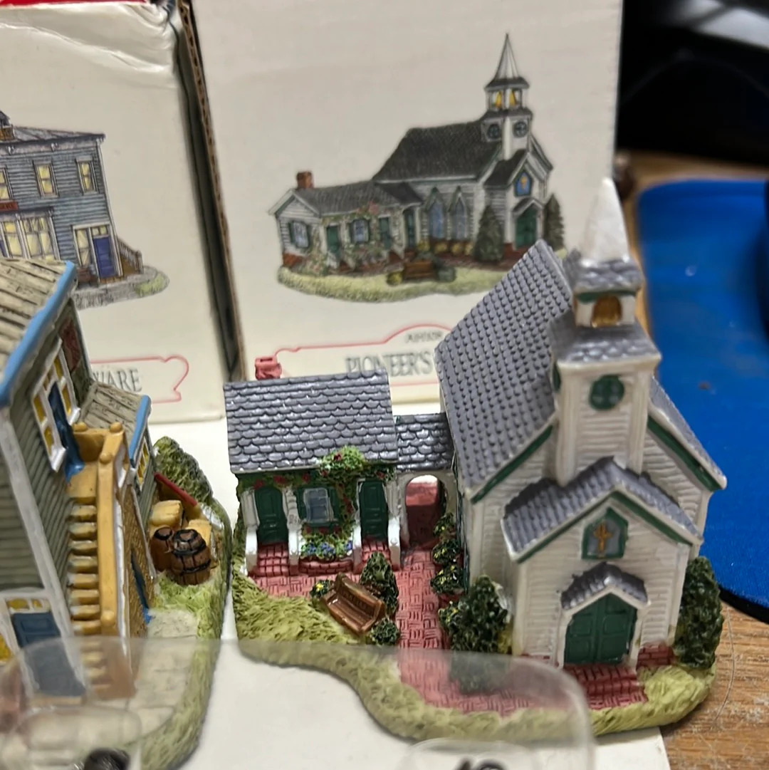 Liberty Falls lot of 6 Buildings and 3 accessory packs AS IS - Image 9